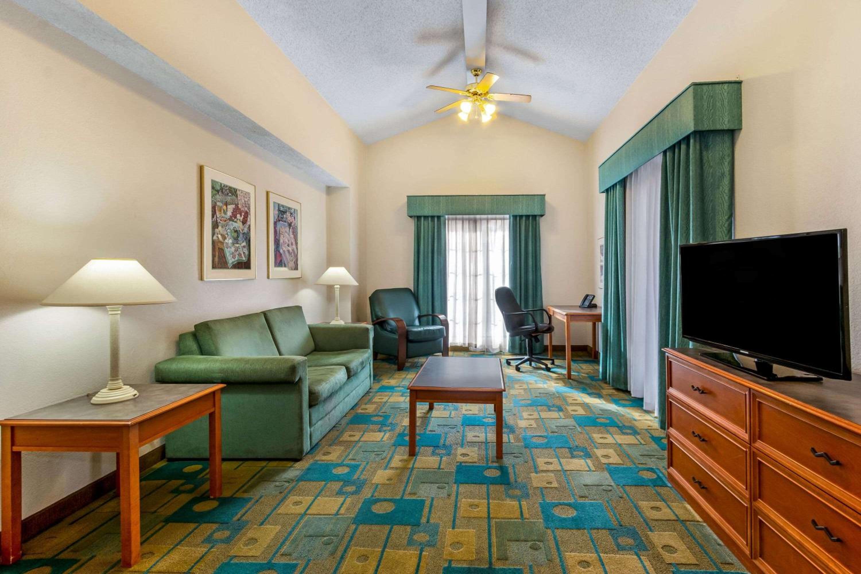 King Suite - Non-Smoking photo 2