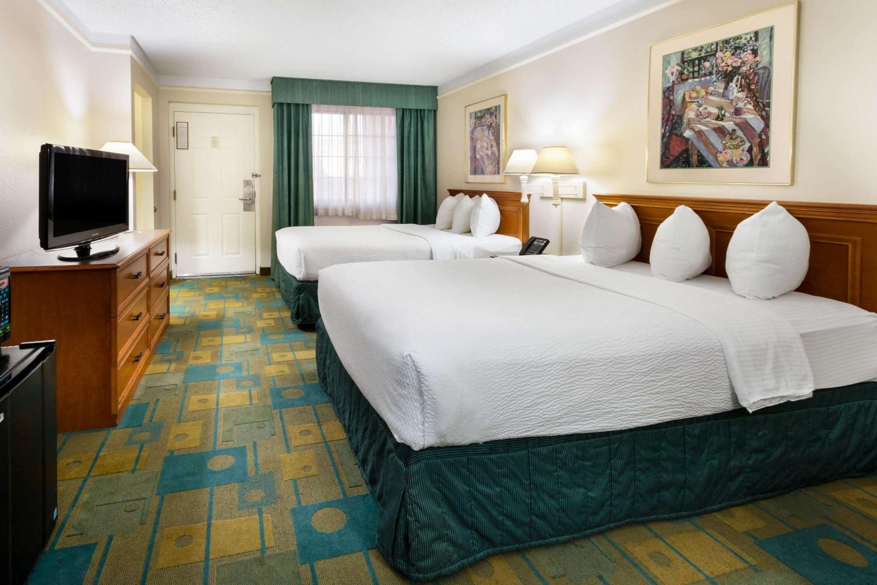 Deluxe Double Room with Two Double Beds - Photo 2