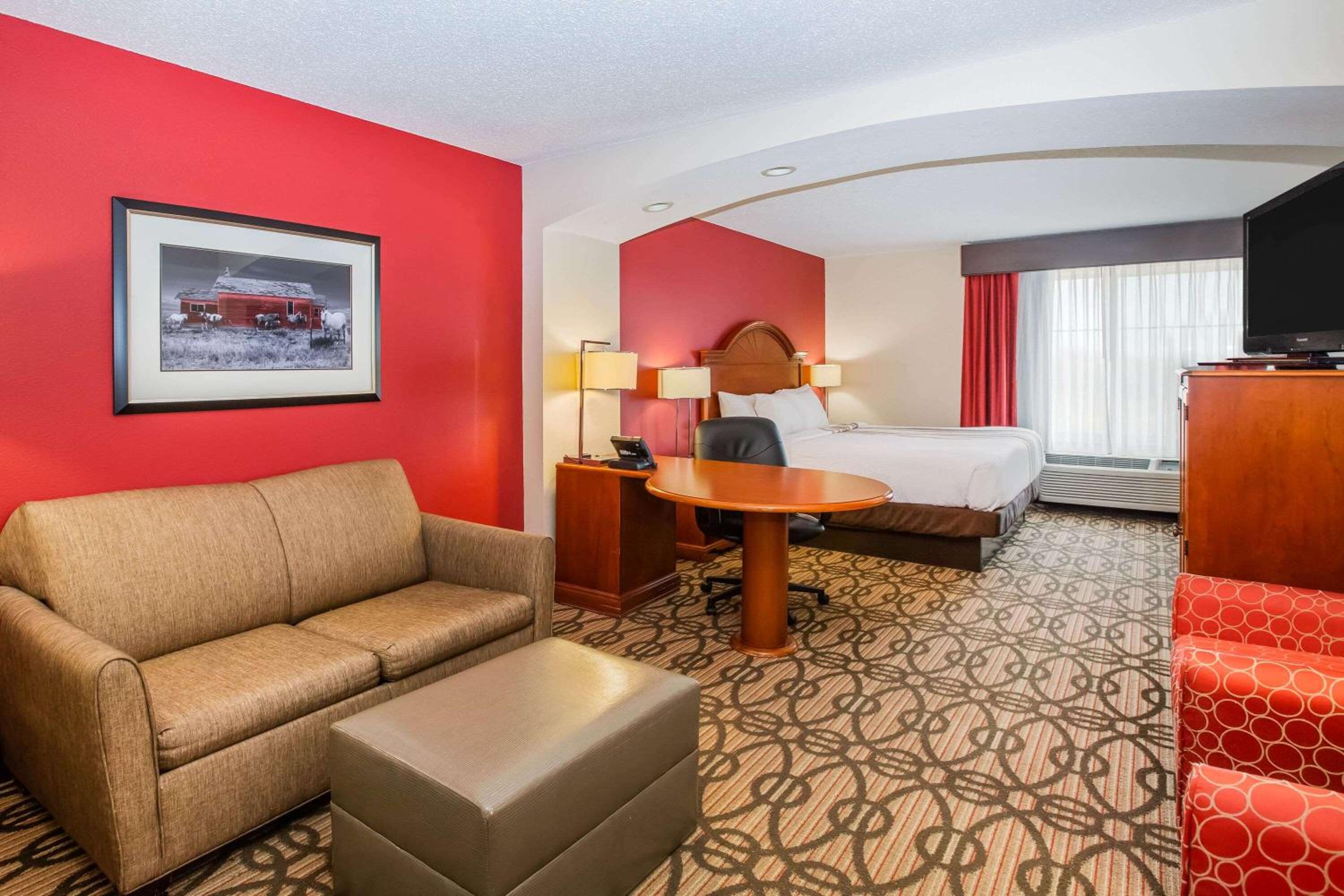 Deluxe King Suite with Sofa Bed - Non-Smoking - Photo 1