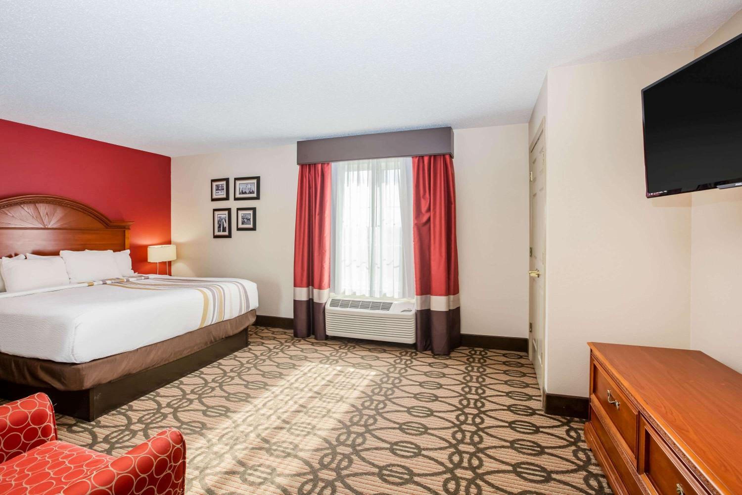 King Suite with Sofa Bed - Non-Smoking - Photo 1