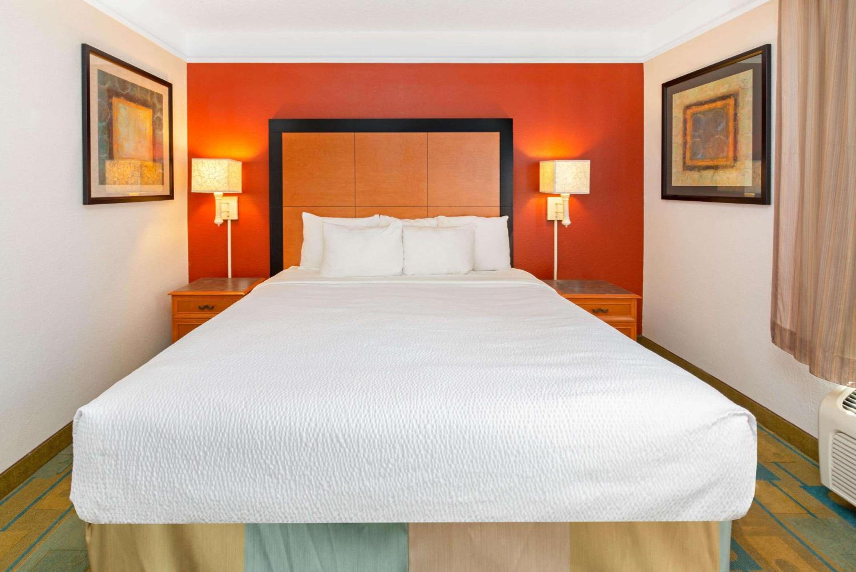 One-Bedroom King Suite - Non-Smoking