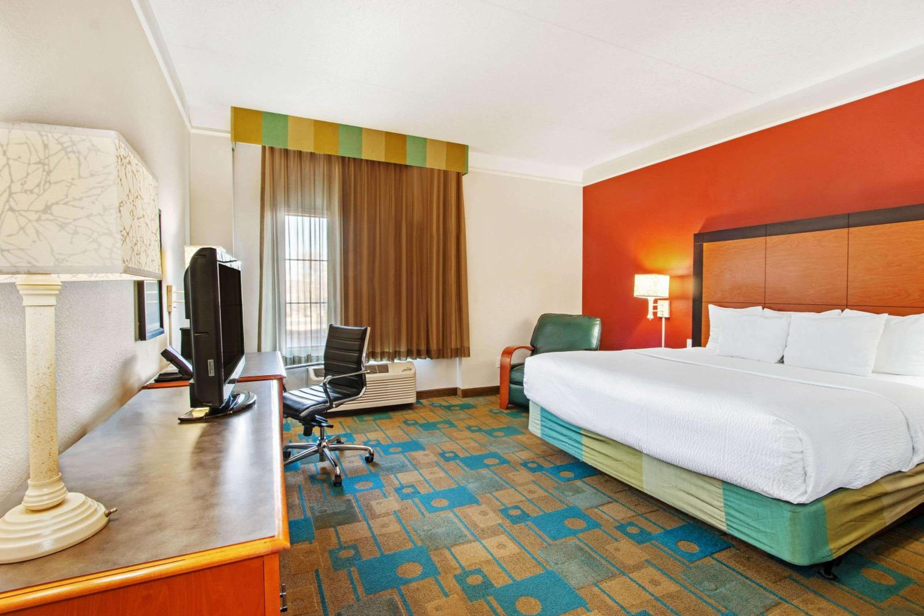 King Room with Mobility/Hearing Impaired Access - Non-Smoking - Photo 3