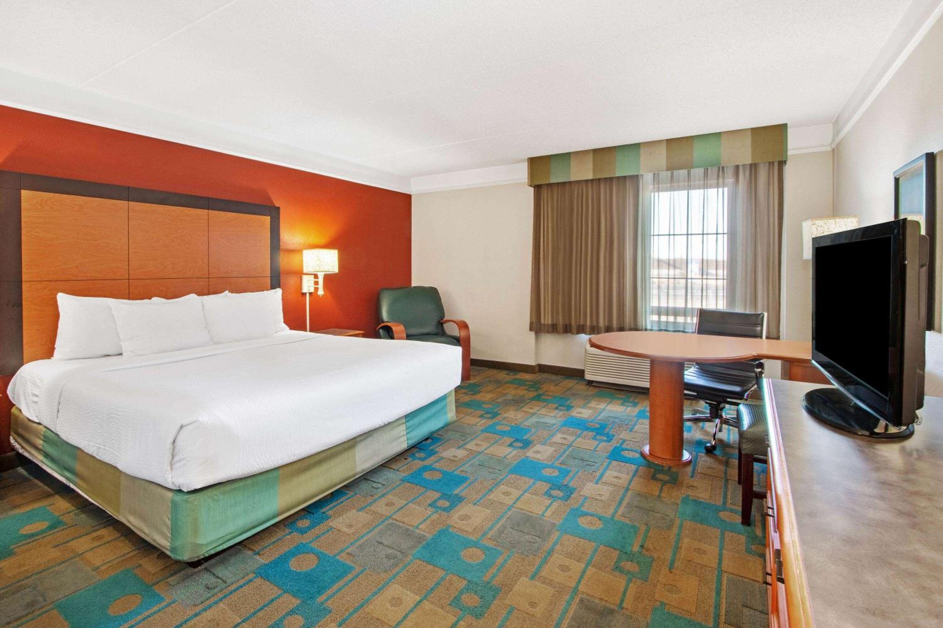 Executive King Room - Non-Smoking - Photo 4
