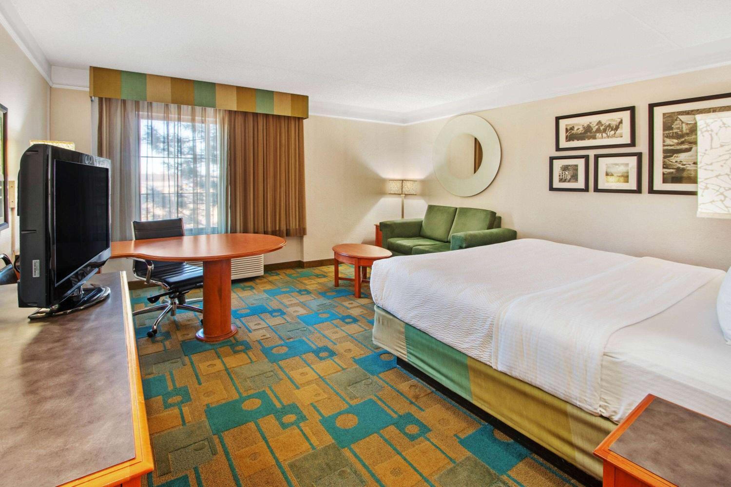 King Room with Sofa Bed - Photo 4