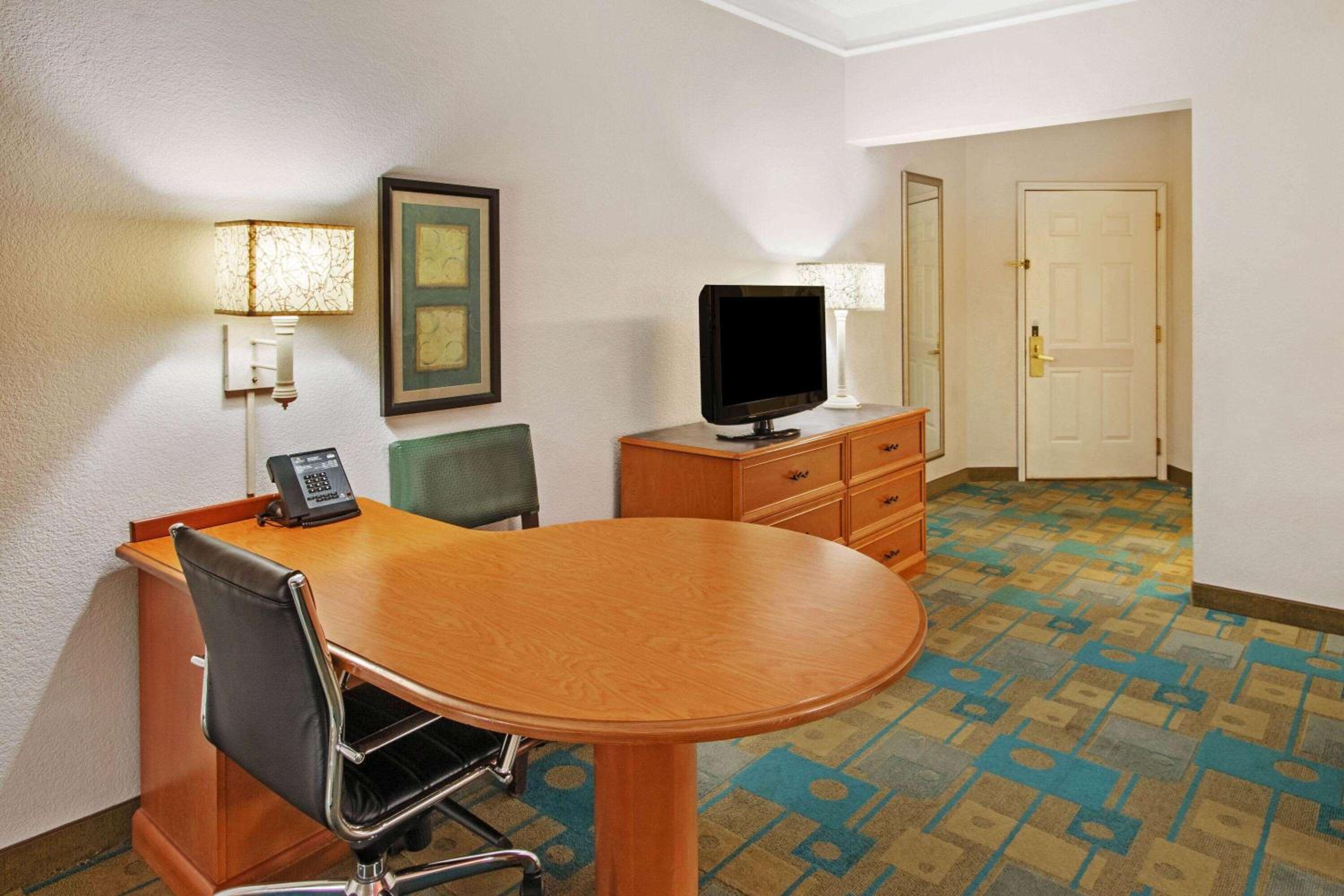 Deluxe King Room - Photo 3