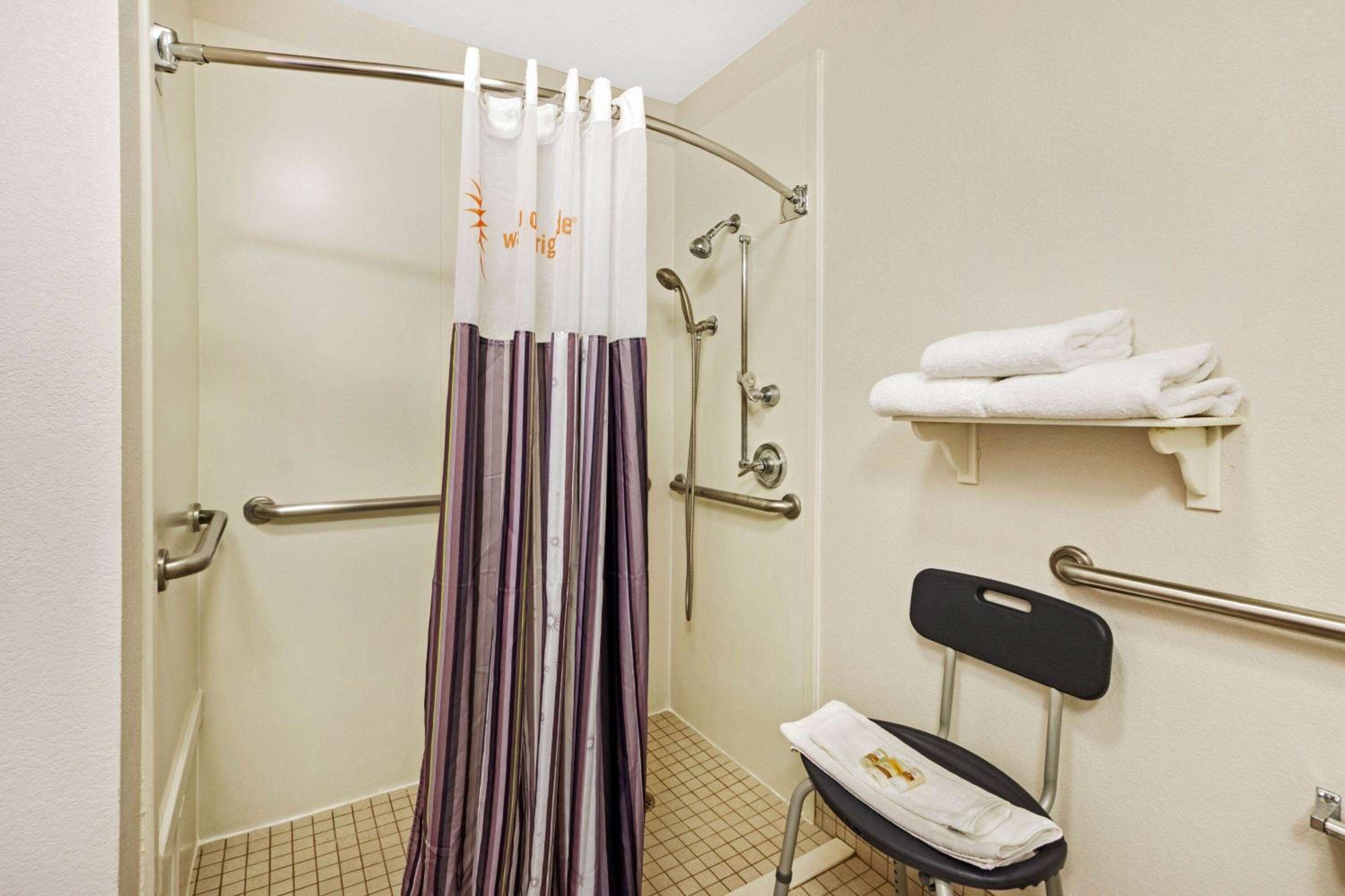 Double Room with Two Double Beds - Disability Access - Photo 4