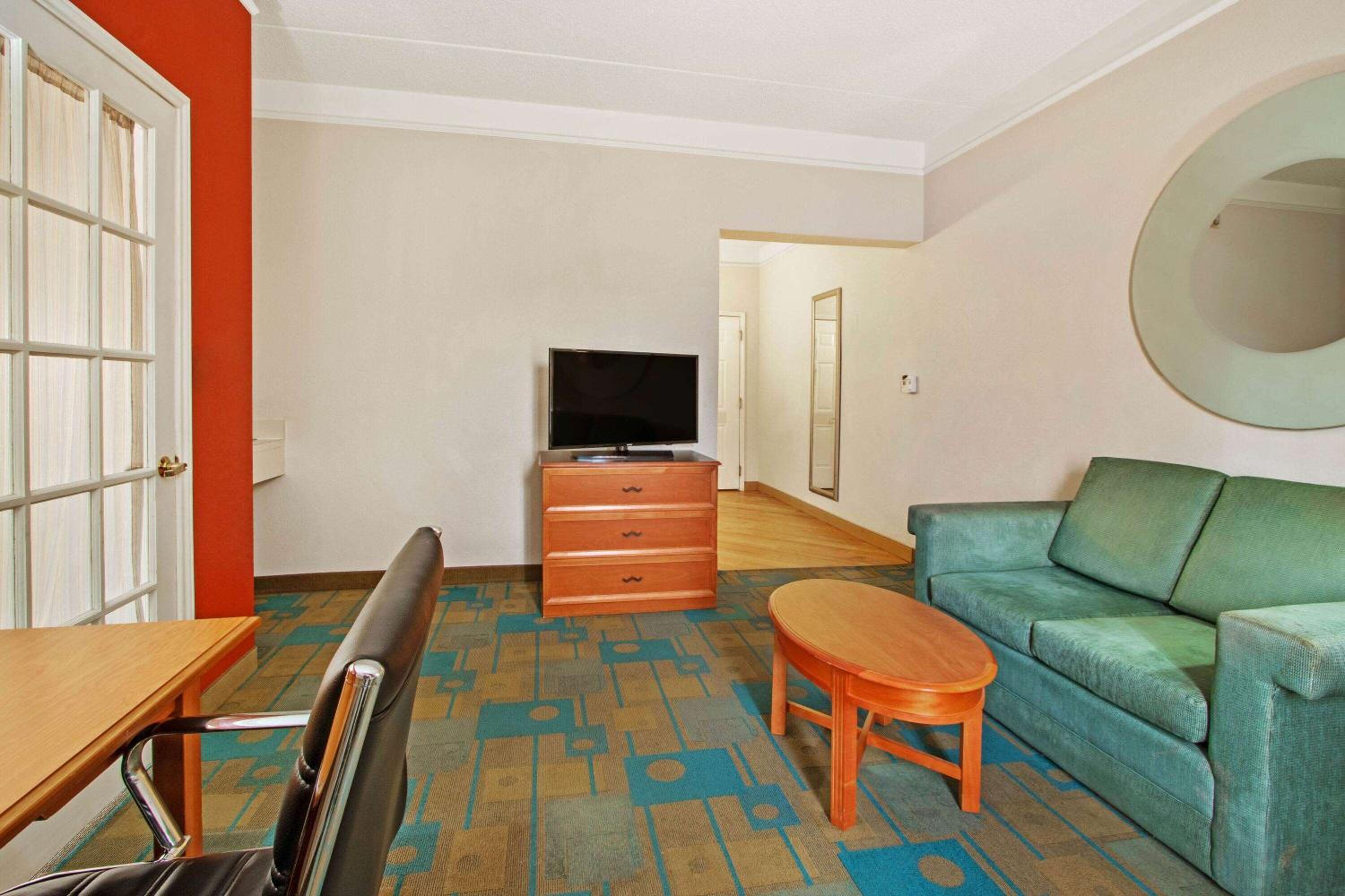 One-Bedroom King Suite - Non-Smoking - Photo 2