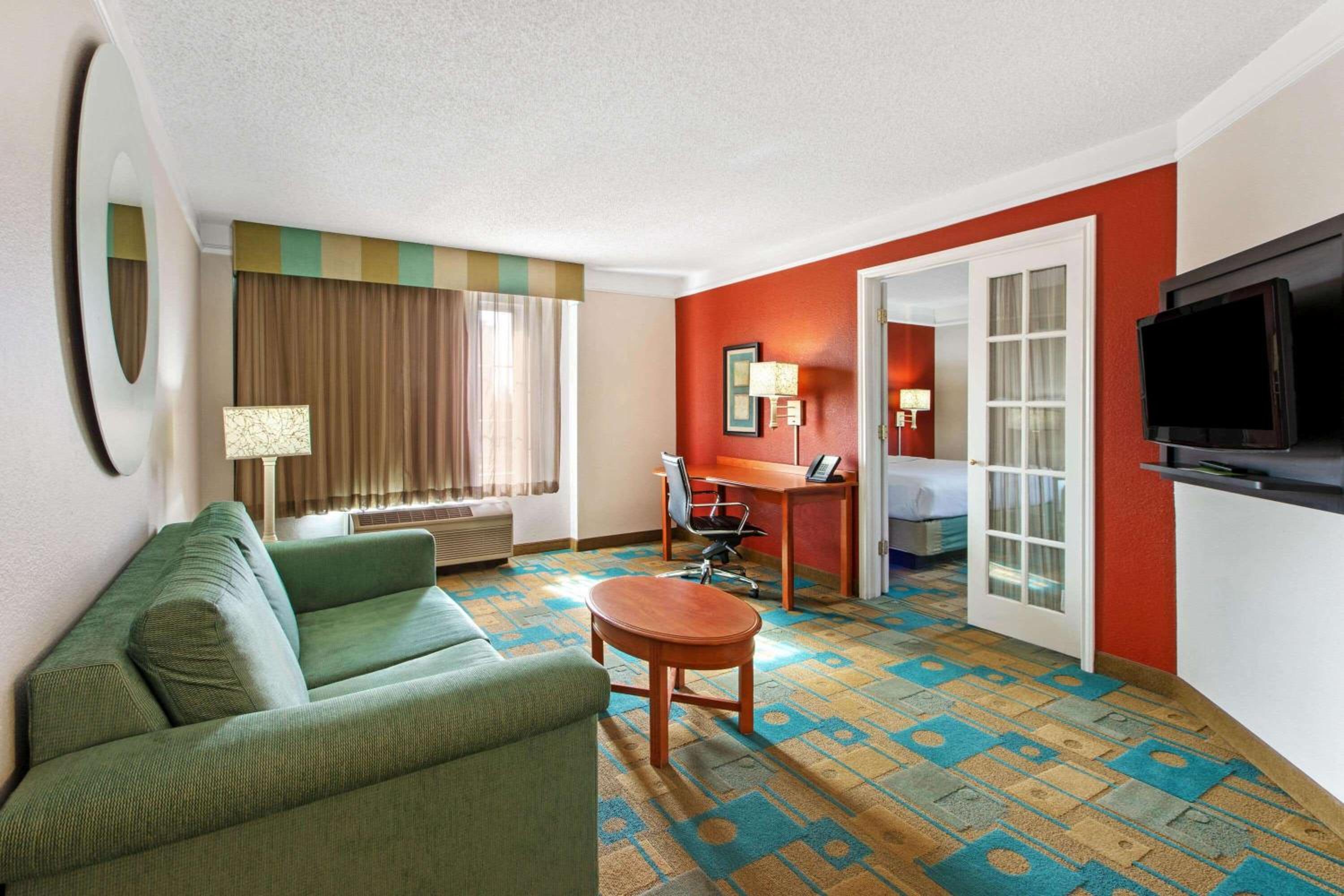 One-Bedroom King Suite - Non-Smoking - Photo 3