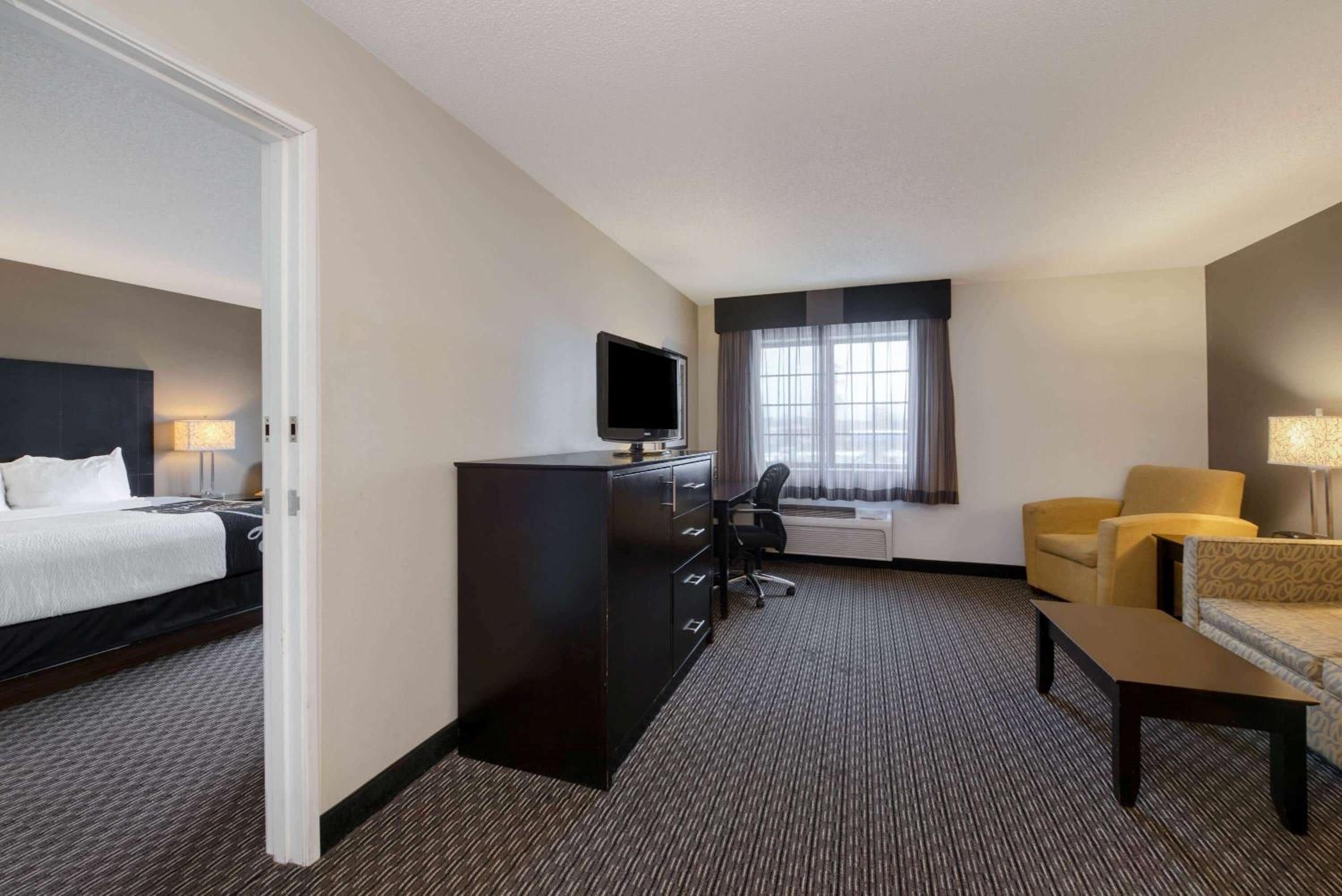 One-Bedroom King Suite - Non-Smoking photo 2