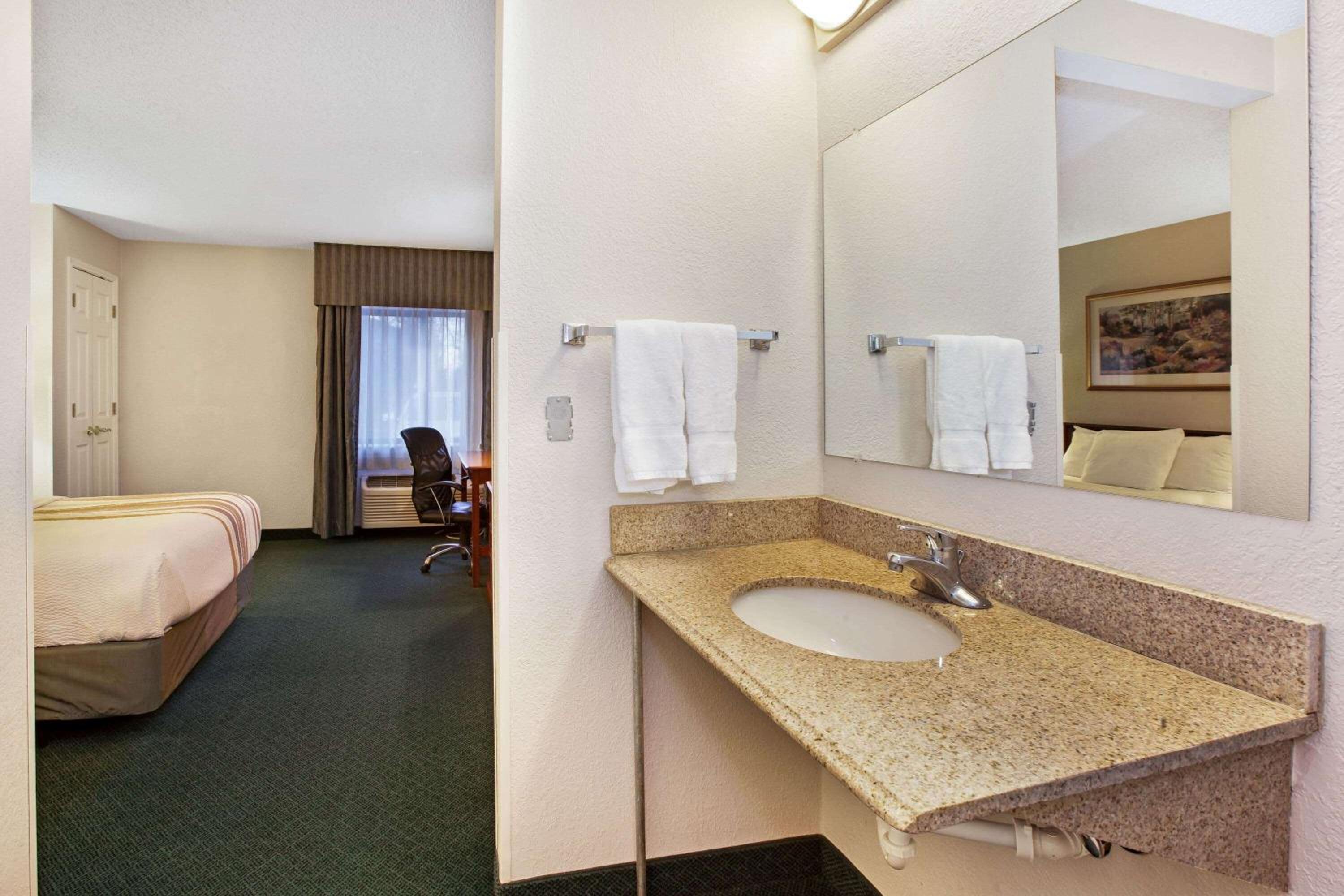 Double Room - Disability Access photo 3