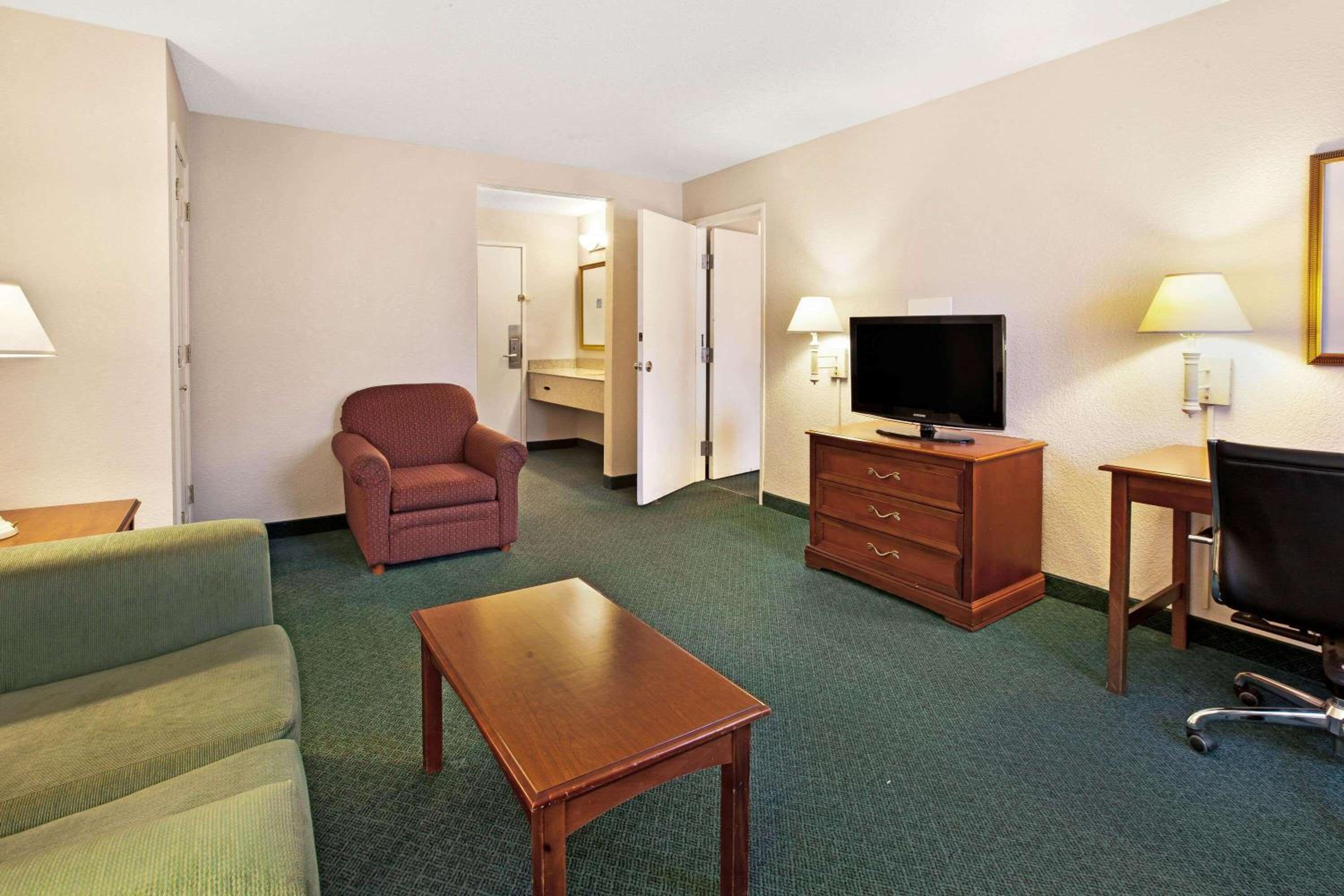 1 King Bed, One-Bedroom Apartment, Non-Smoking photo 2