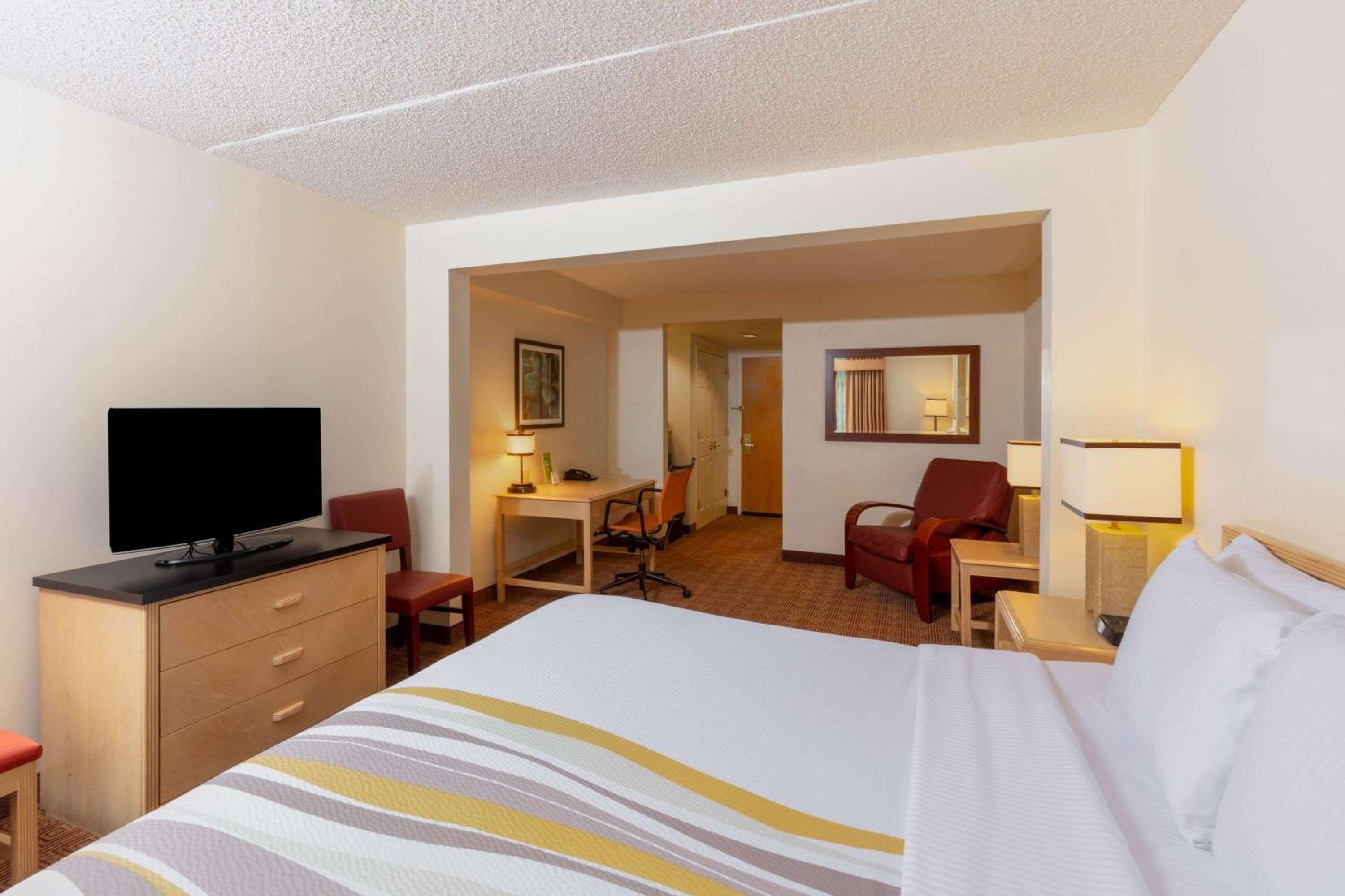 King Room with Bath Tub - Mobility Accessible/Non-Smoking photo 1