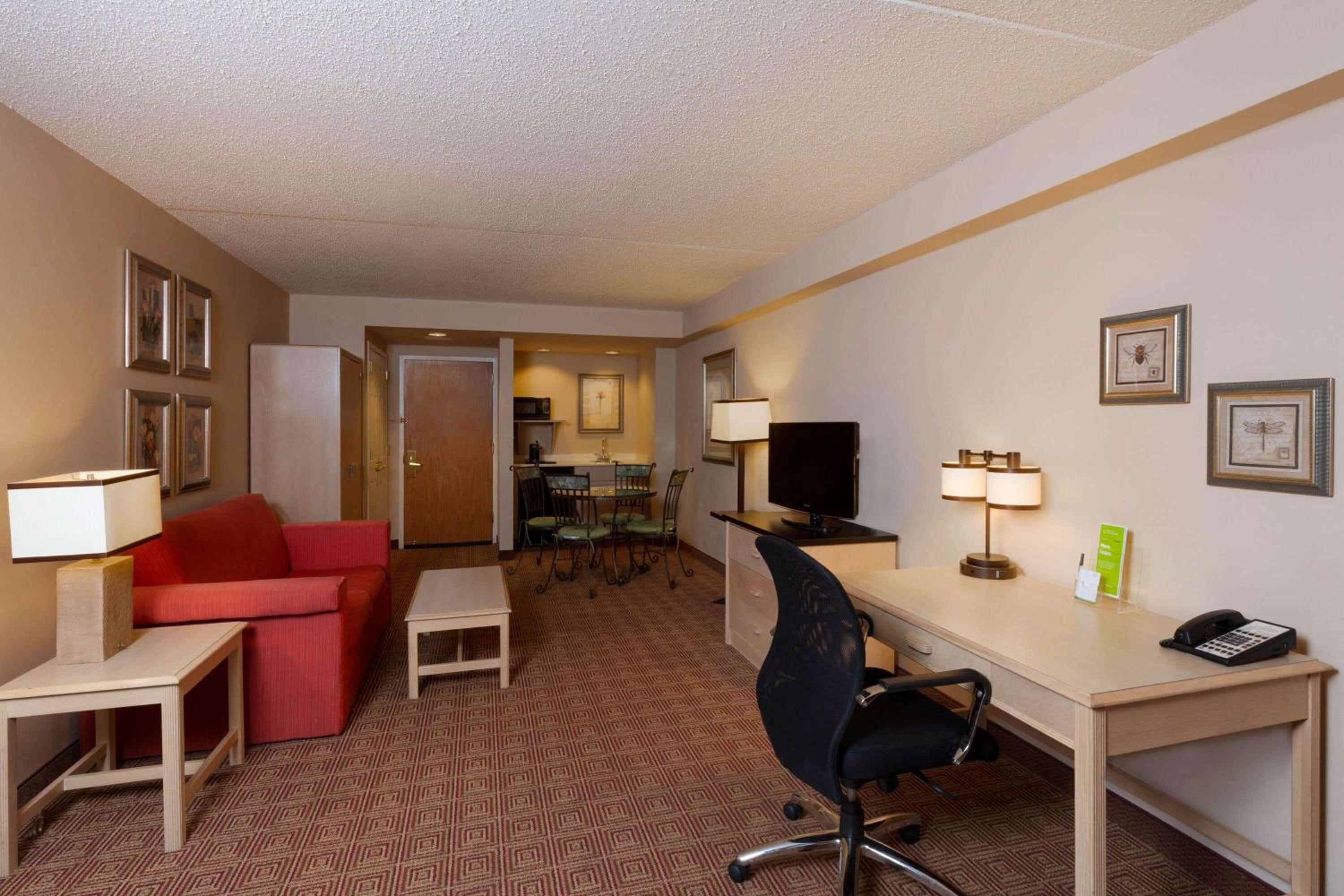 Executive King Suite with Sofa Bed - Non-Smoking photo 3