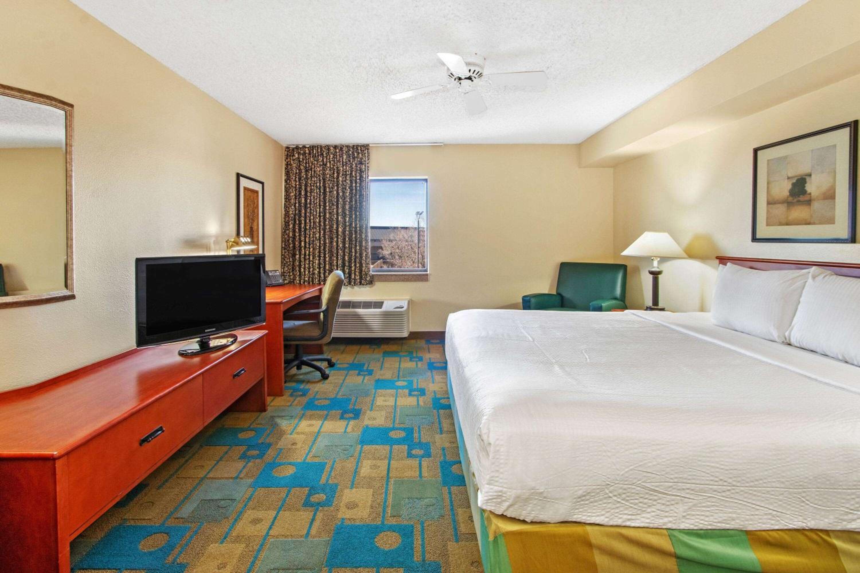 Deluxe King Room - Photo 4
