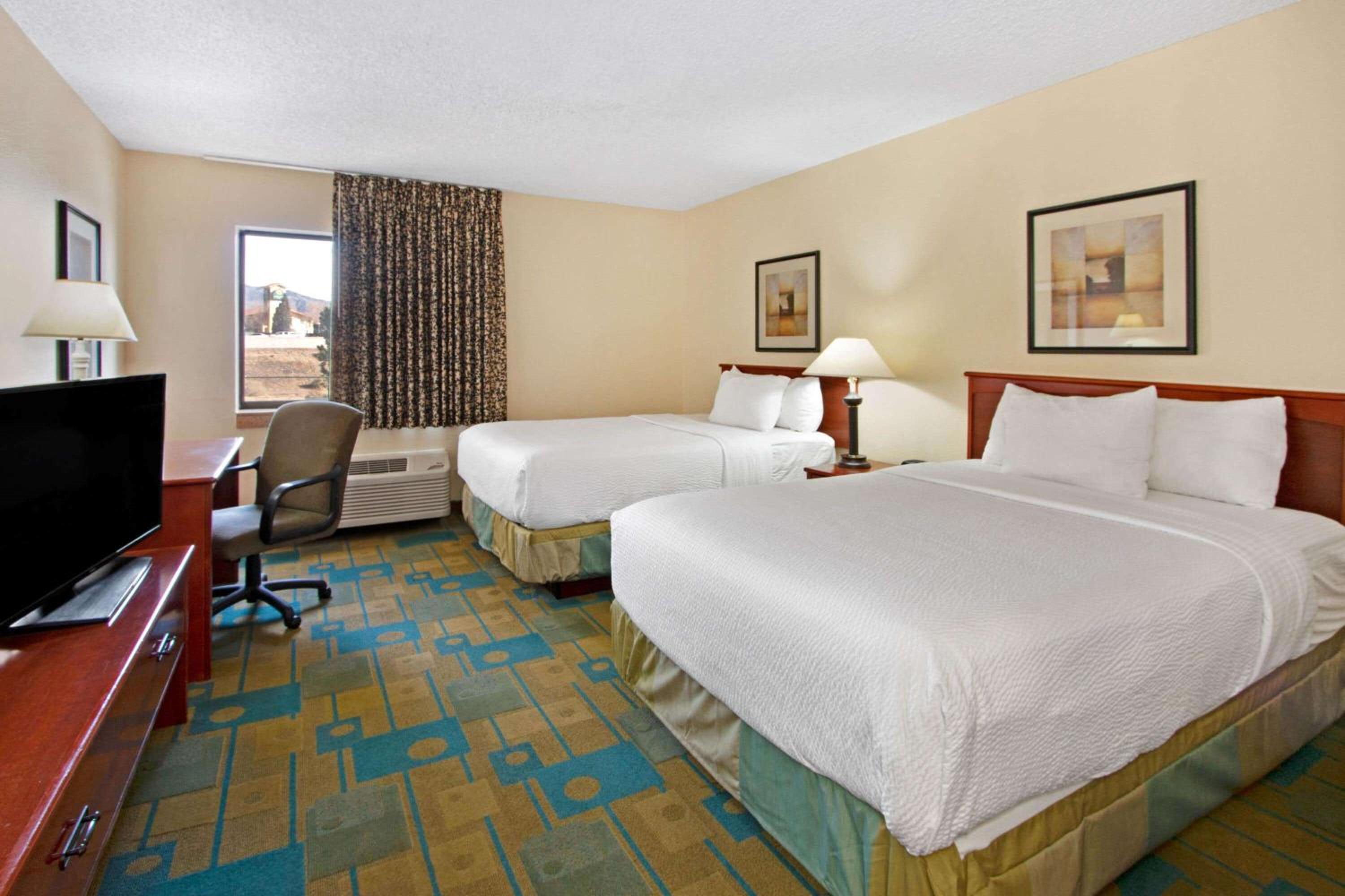 Deluxe Double Room with Two Double Beds - Photo 3