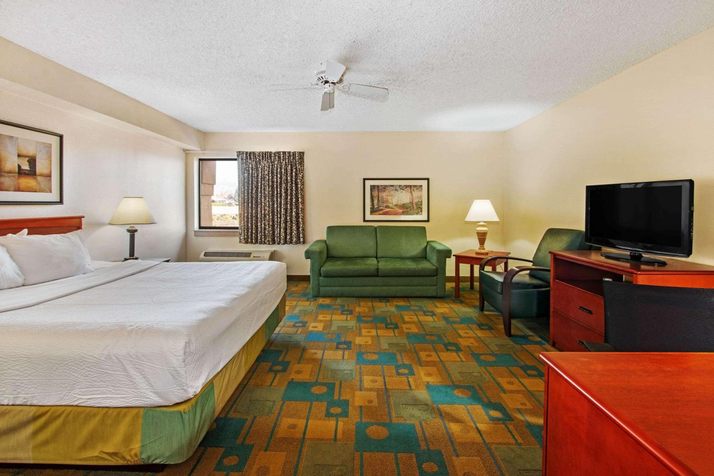 Deluxe King Suite - Non-Smoking - Photo 1