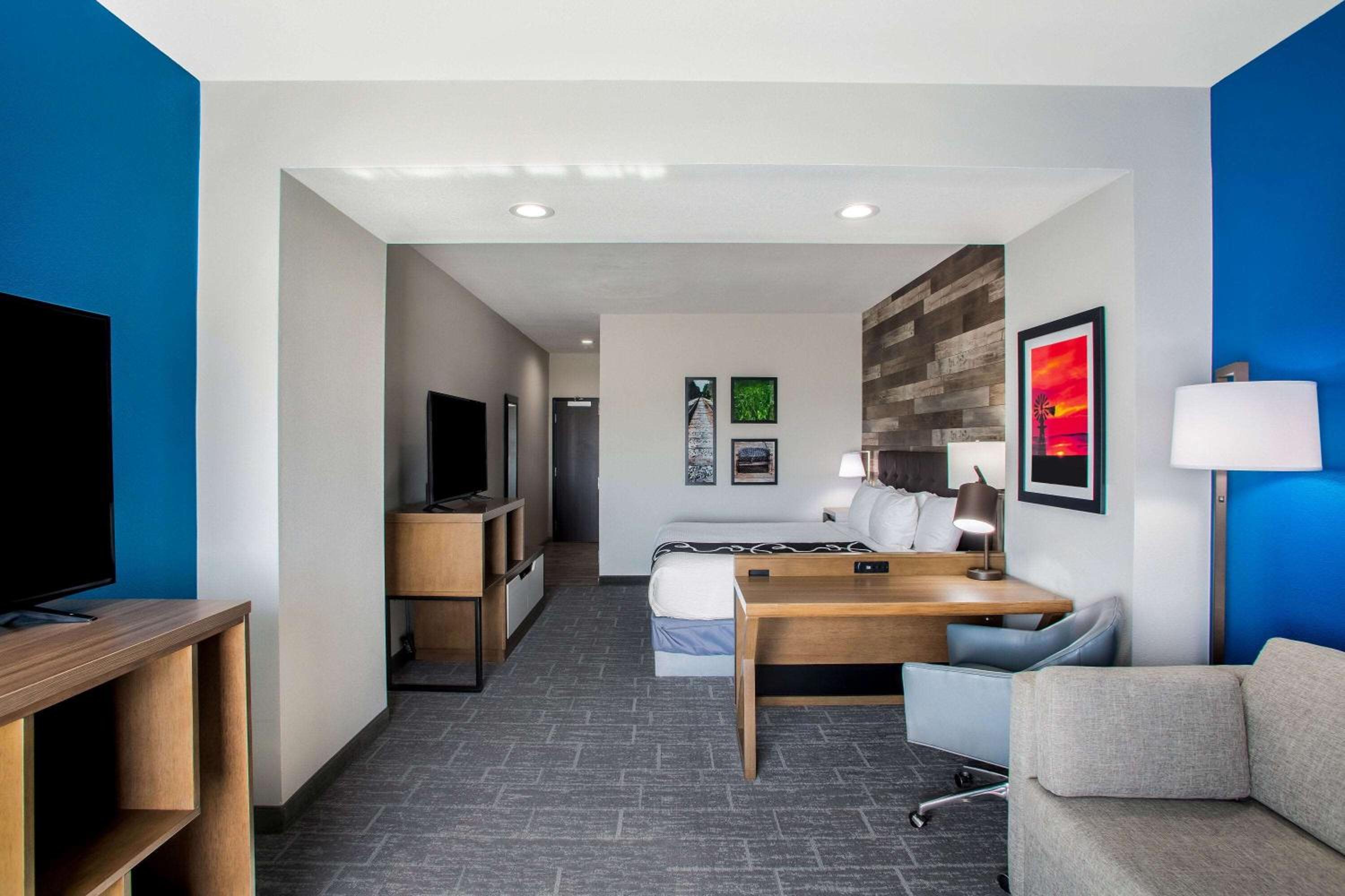 Executive King Studio Suite with City View - Non-Smoking photo 2