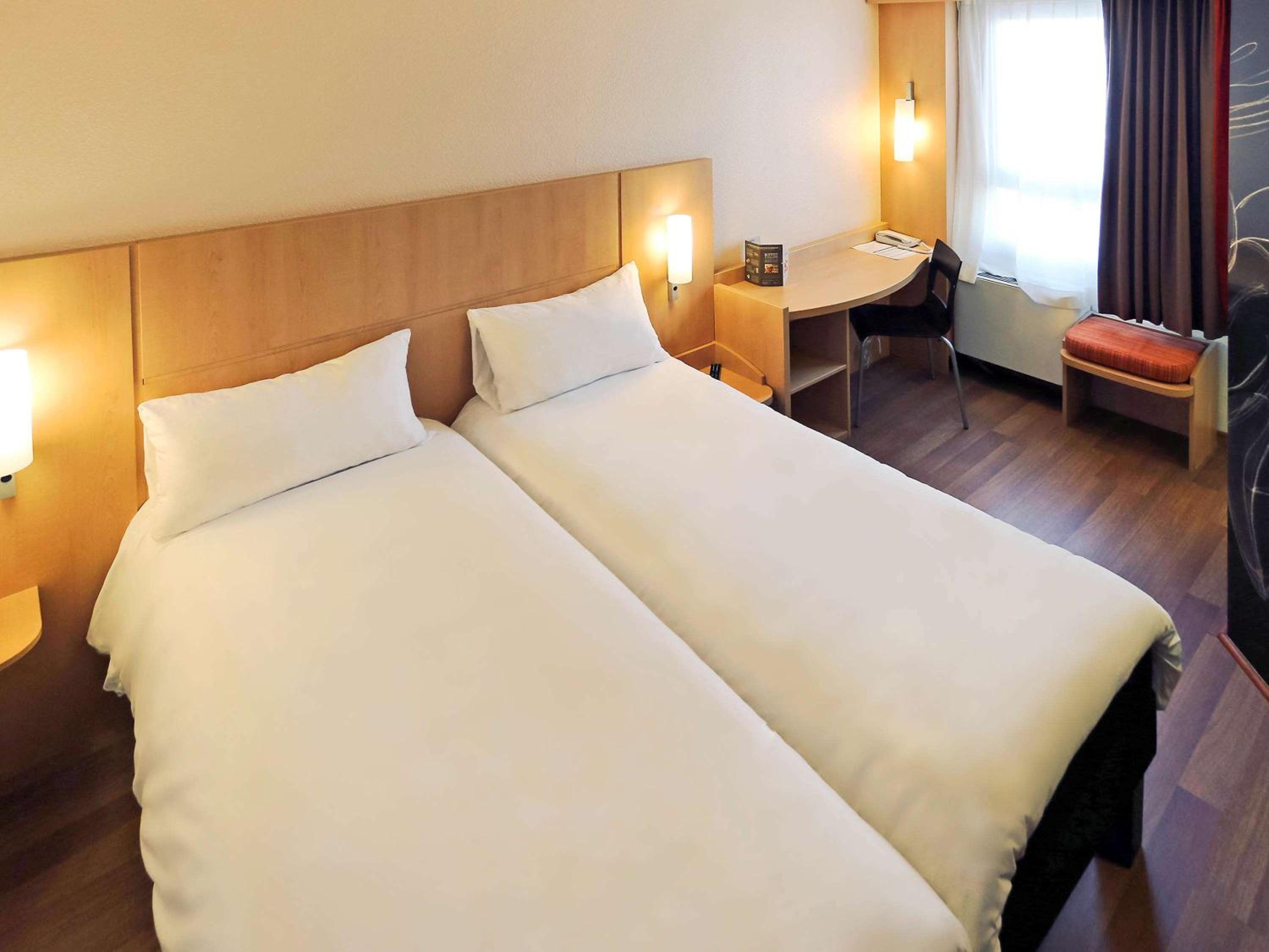 Standard Twin Room - Photo 4