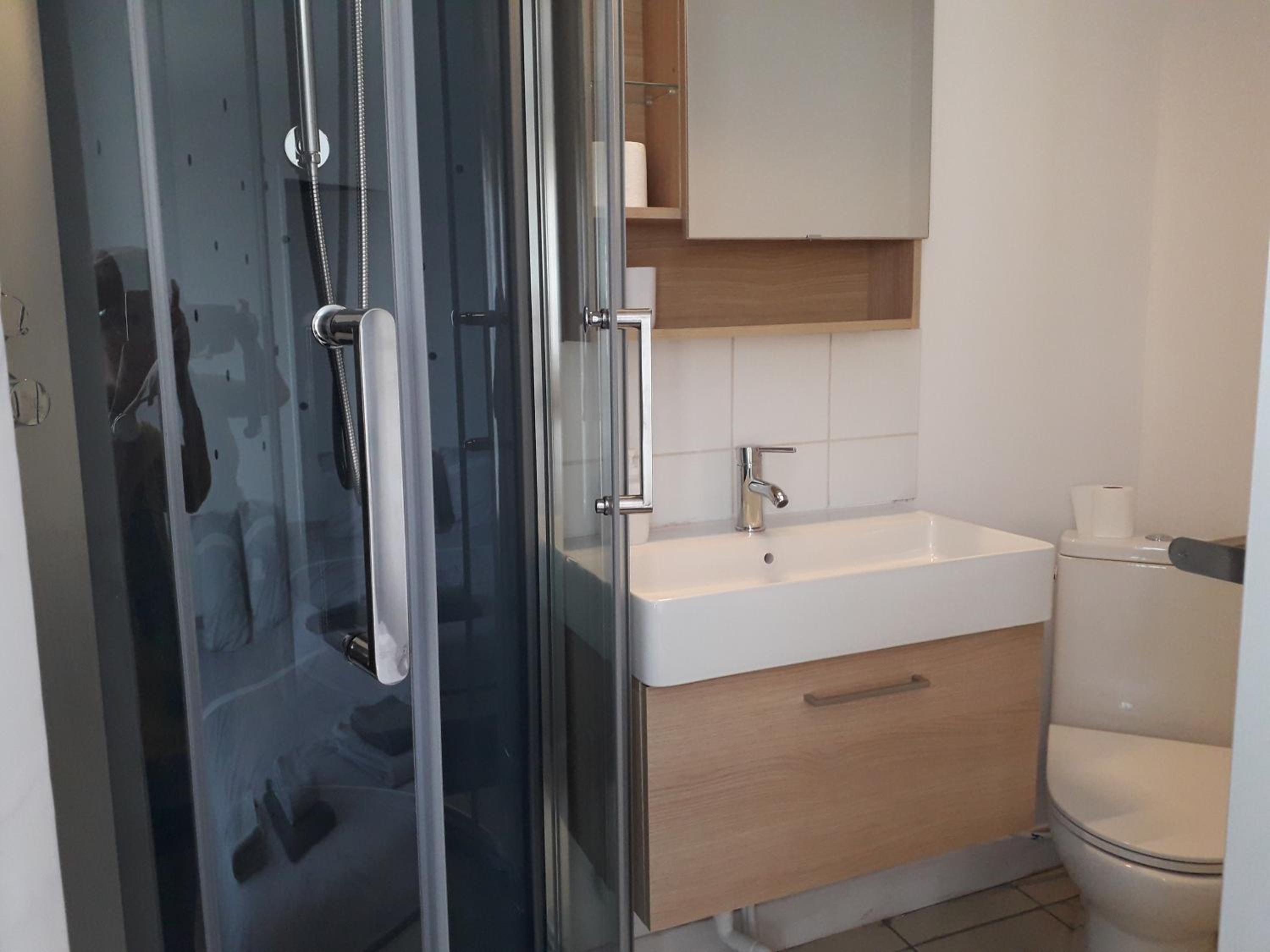 Double Room with Private Bathroom - Photo 2