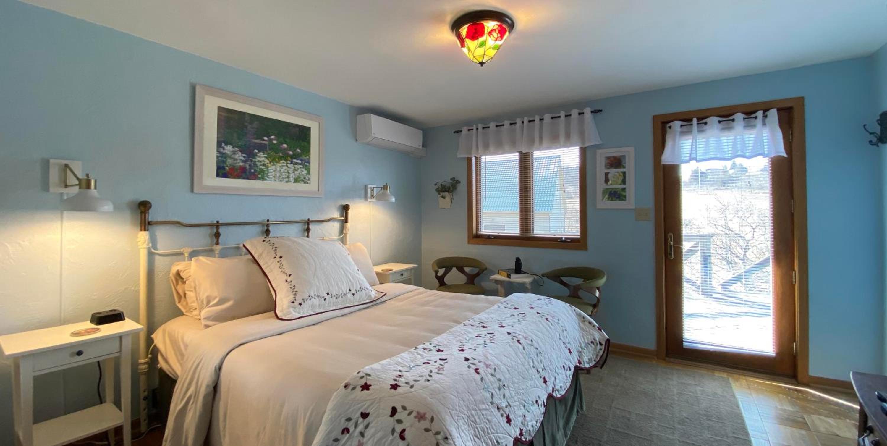 Queen Room photo 2