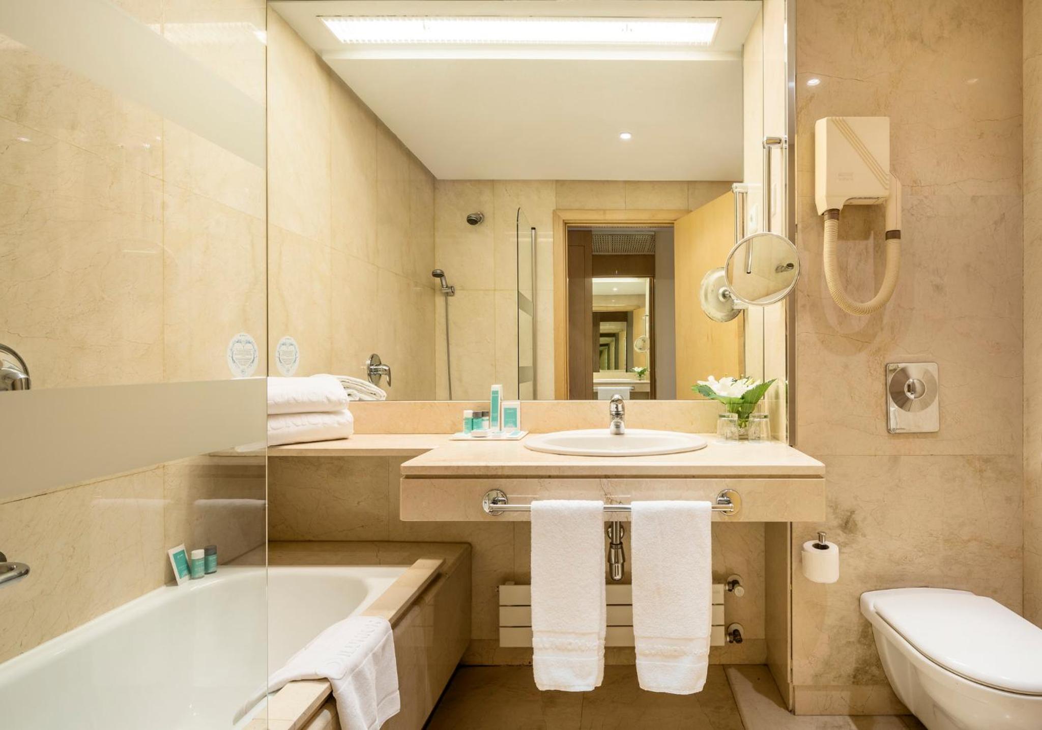 Double or Twin Room - Photo 6