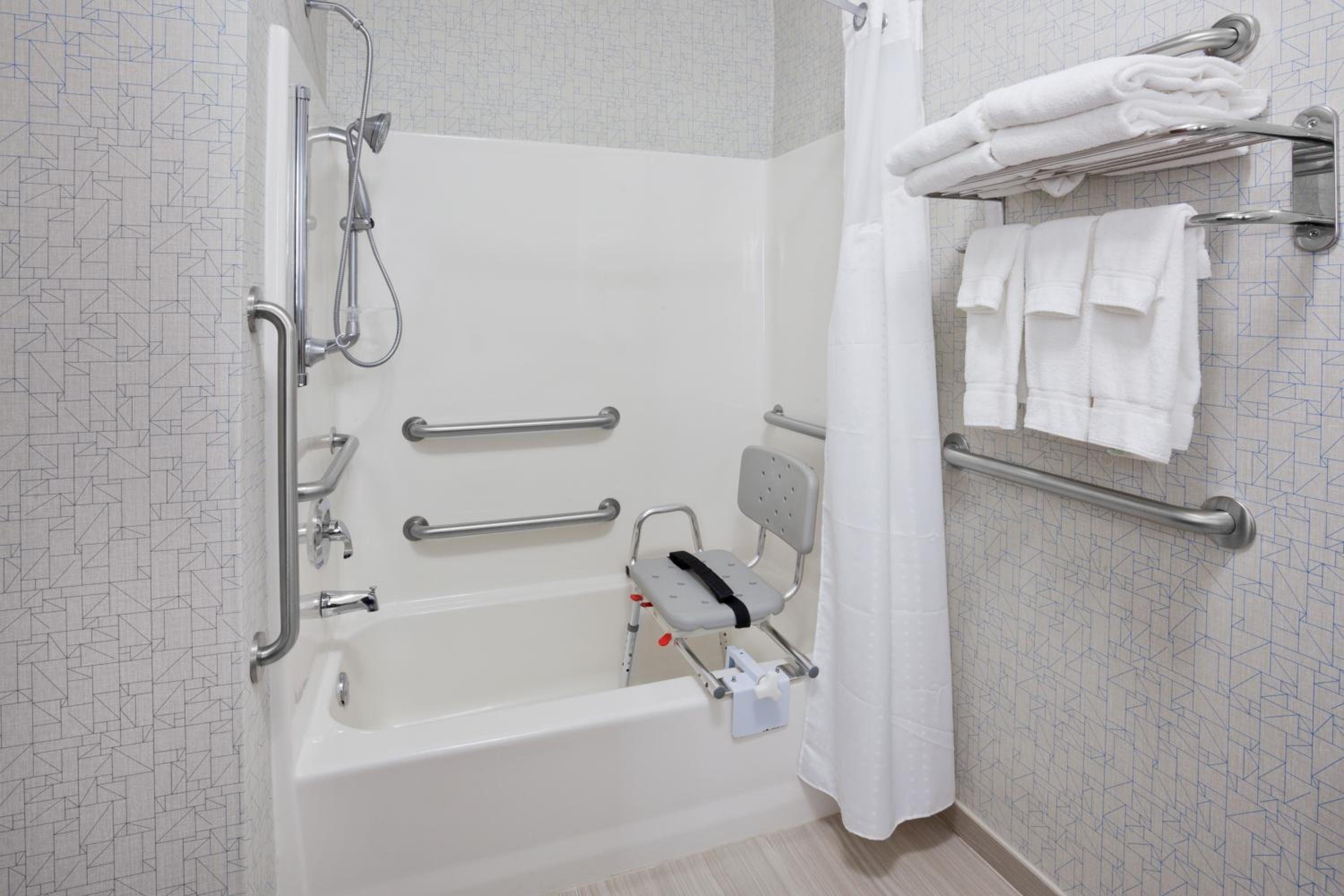 Standard Queen Room with Two Queen Beds and Mobility Accessible Tub - Photo 3