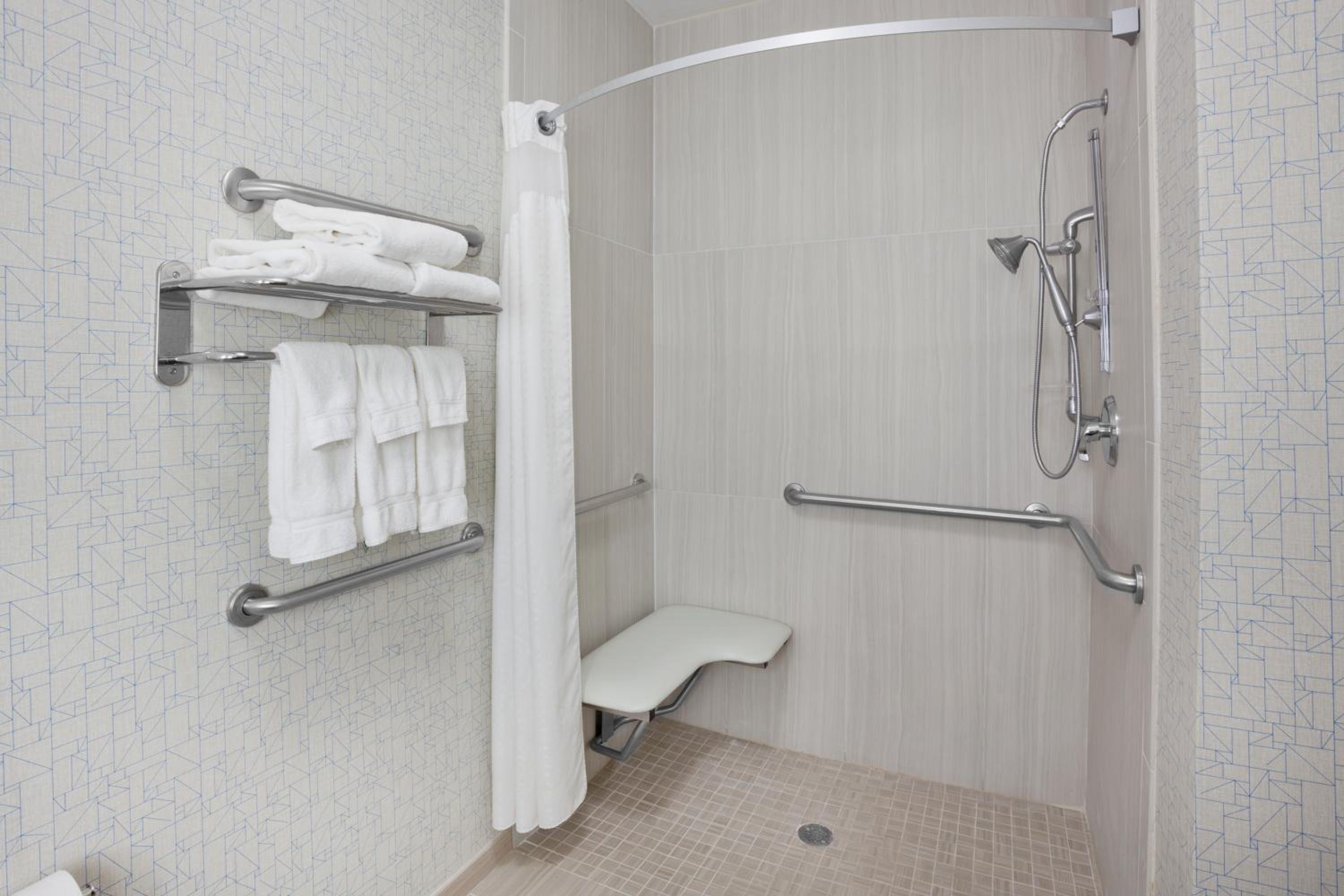 King Room - Mobility Access/Roll in Shower - Non-Smoking - Photo 4