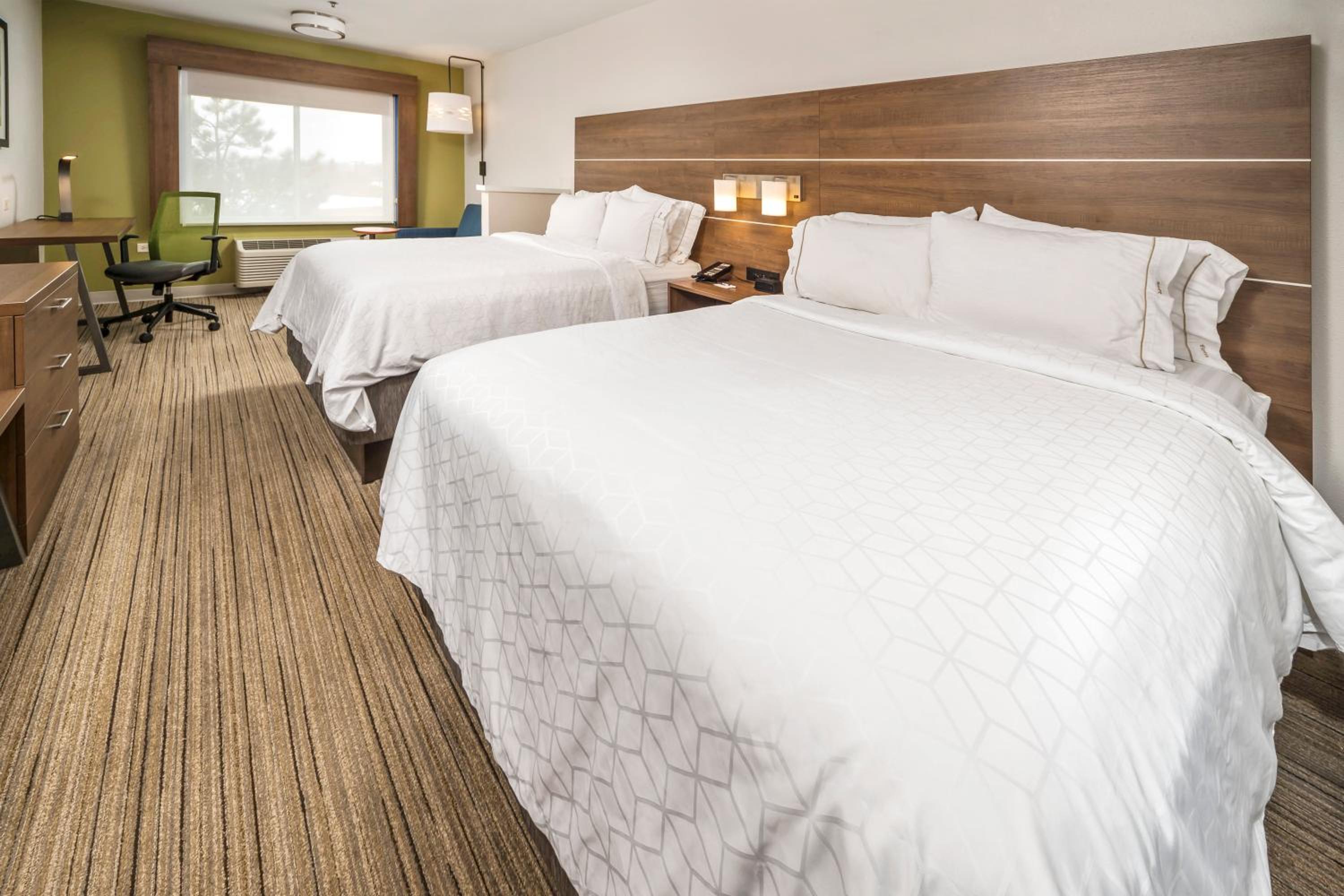 Standard Queen Room with Two Queen Beds - Photo 2