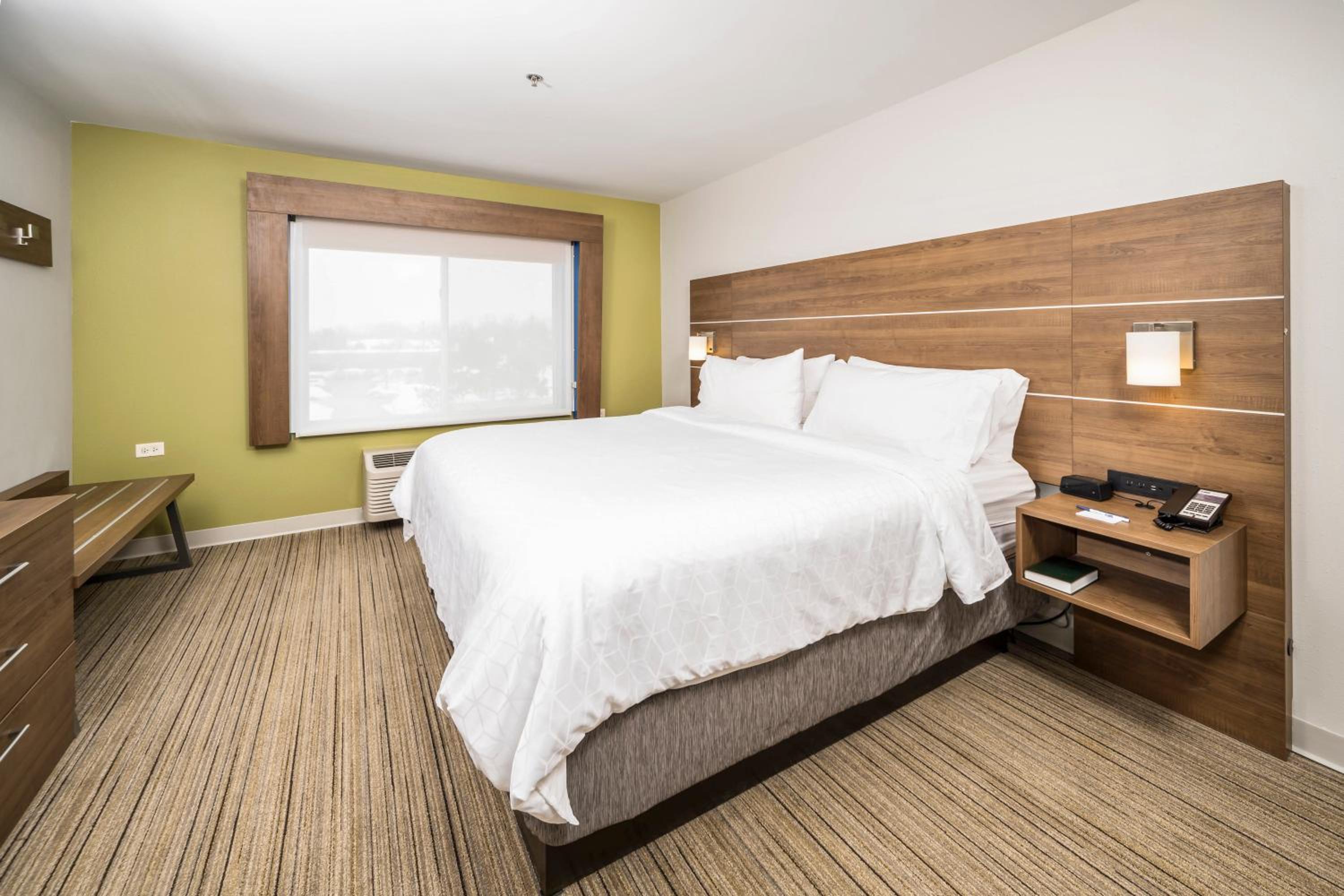 Standard King Room - Photo 18