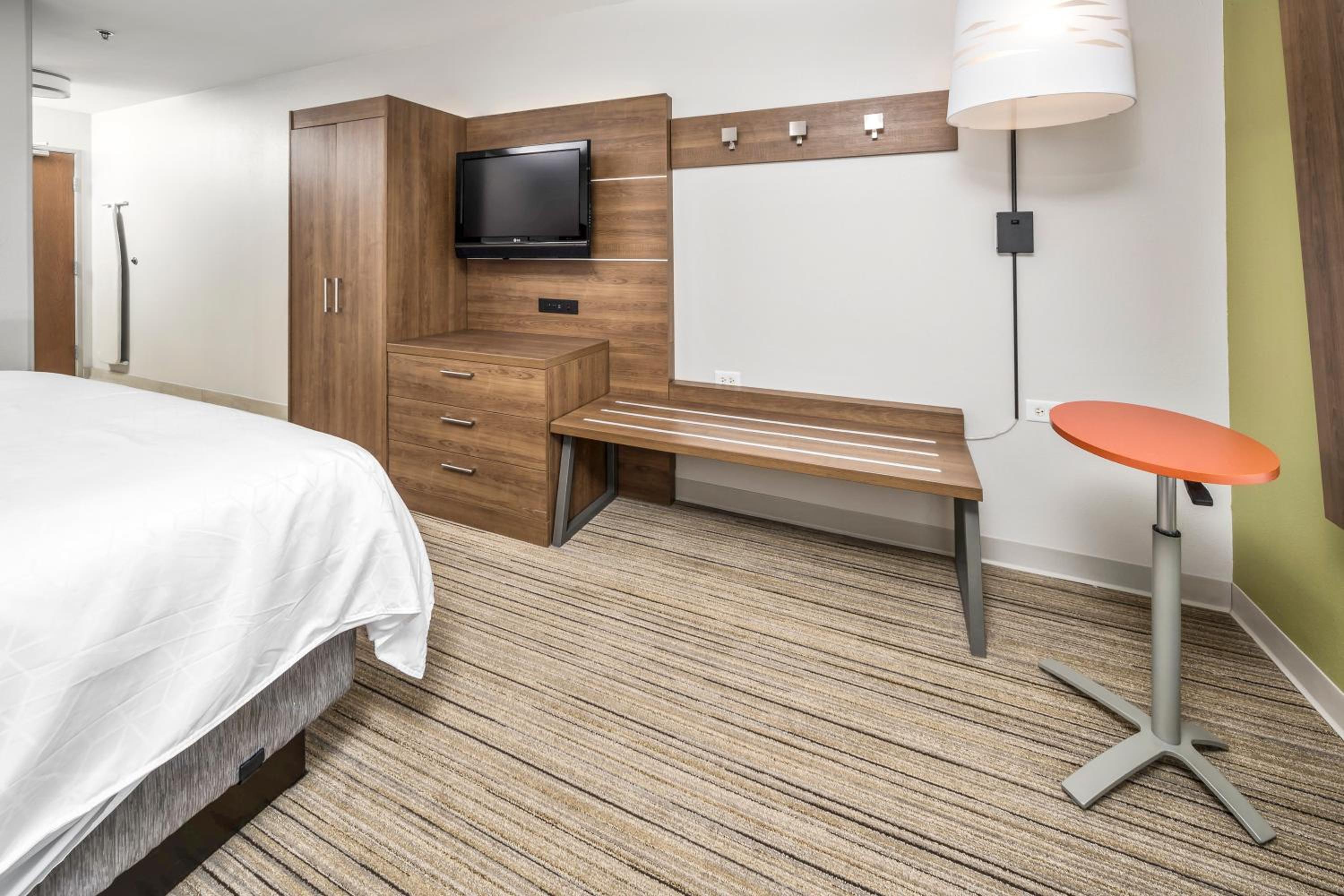Standard King Room - Photo 17