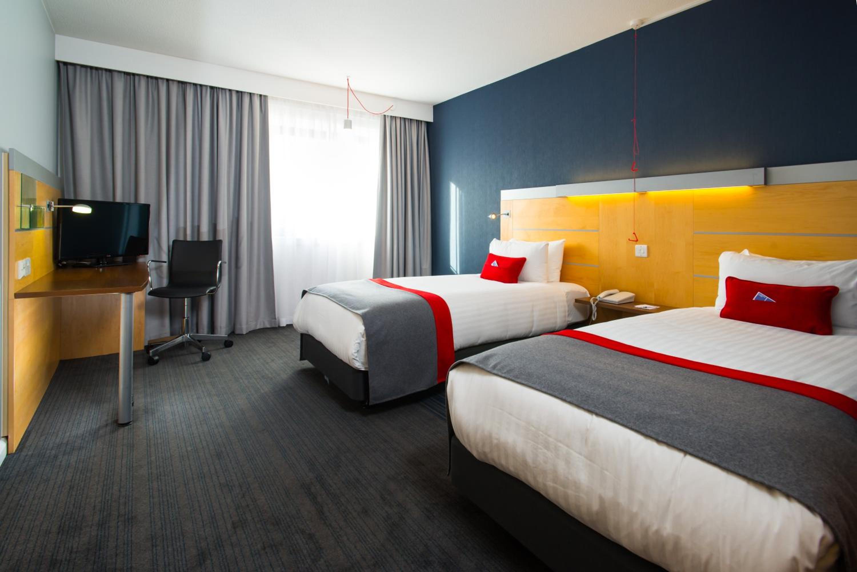 Standard Twin Room with Free Hot Breakfast - Accessible photo 1