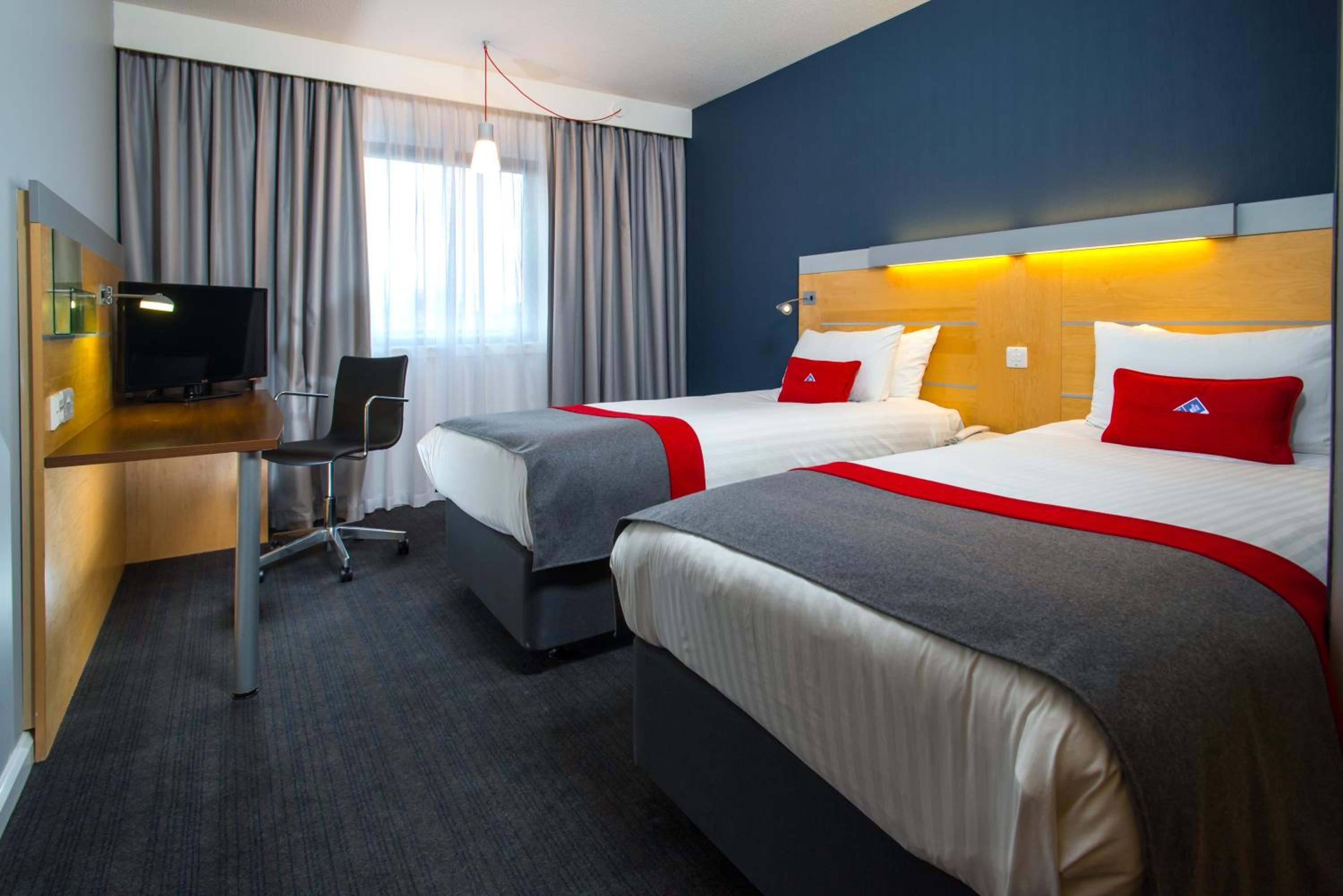 Standard Twin Room with Free Hot Breakfast - Accessible photo 2