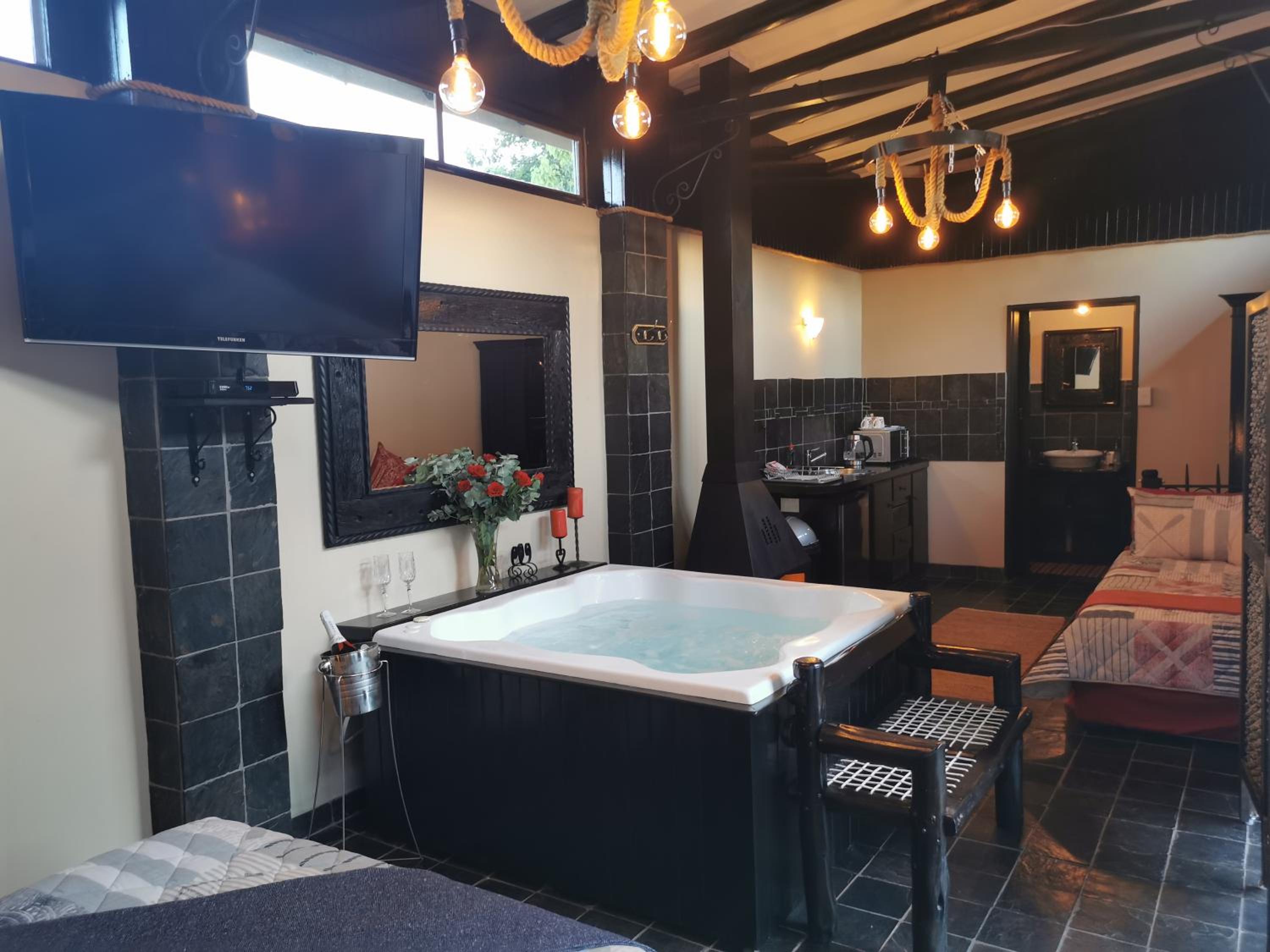Deluxe Suite with Spa Bath - Photo 2