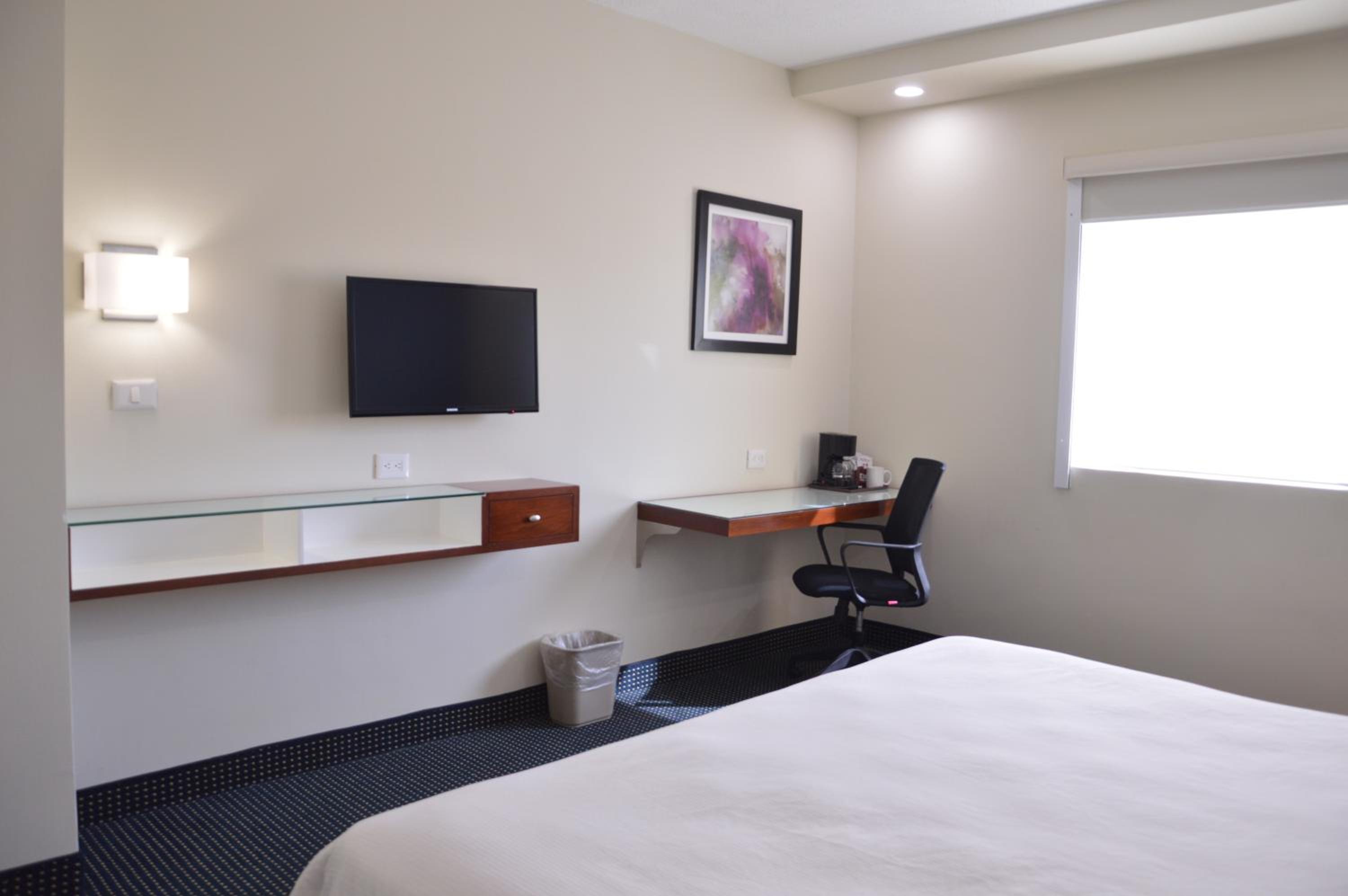 King Room - Non-Smoking - Photo 7