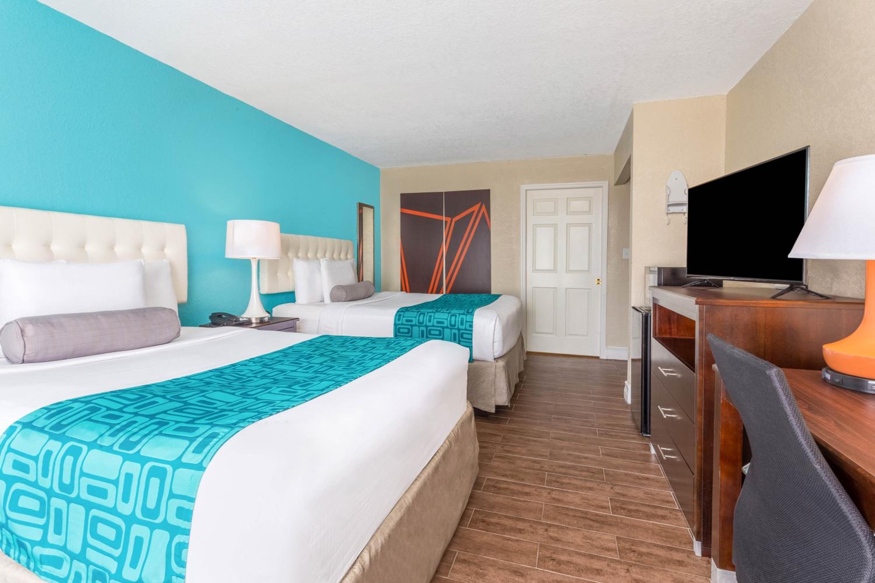 Queen Room with Two Queen Beds and Roll-In Shower - Mobility/Hearing Accessible - Non-Smoking - Photo 1