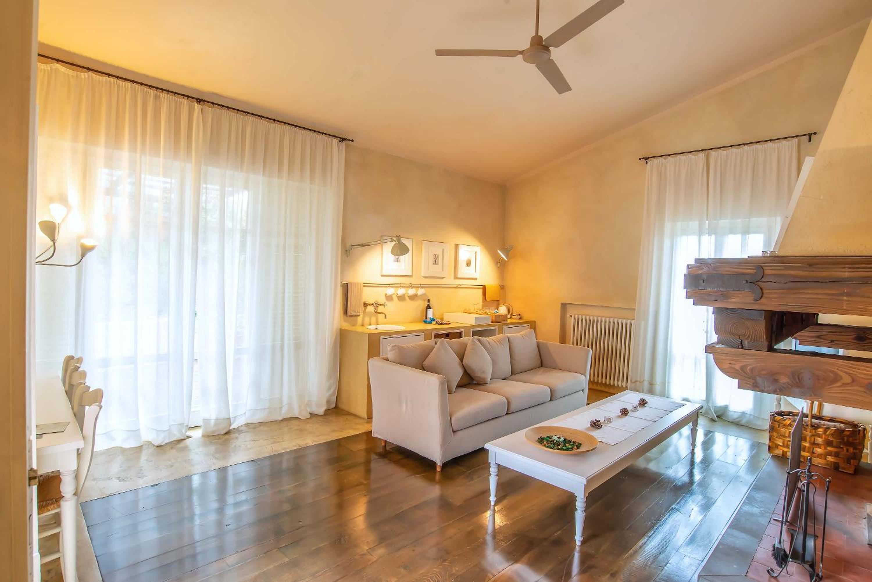Executive Suite - Photo 4