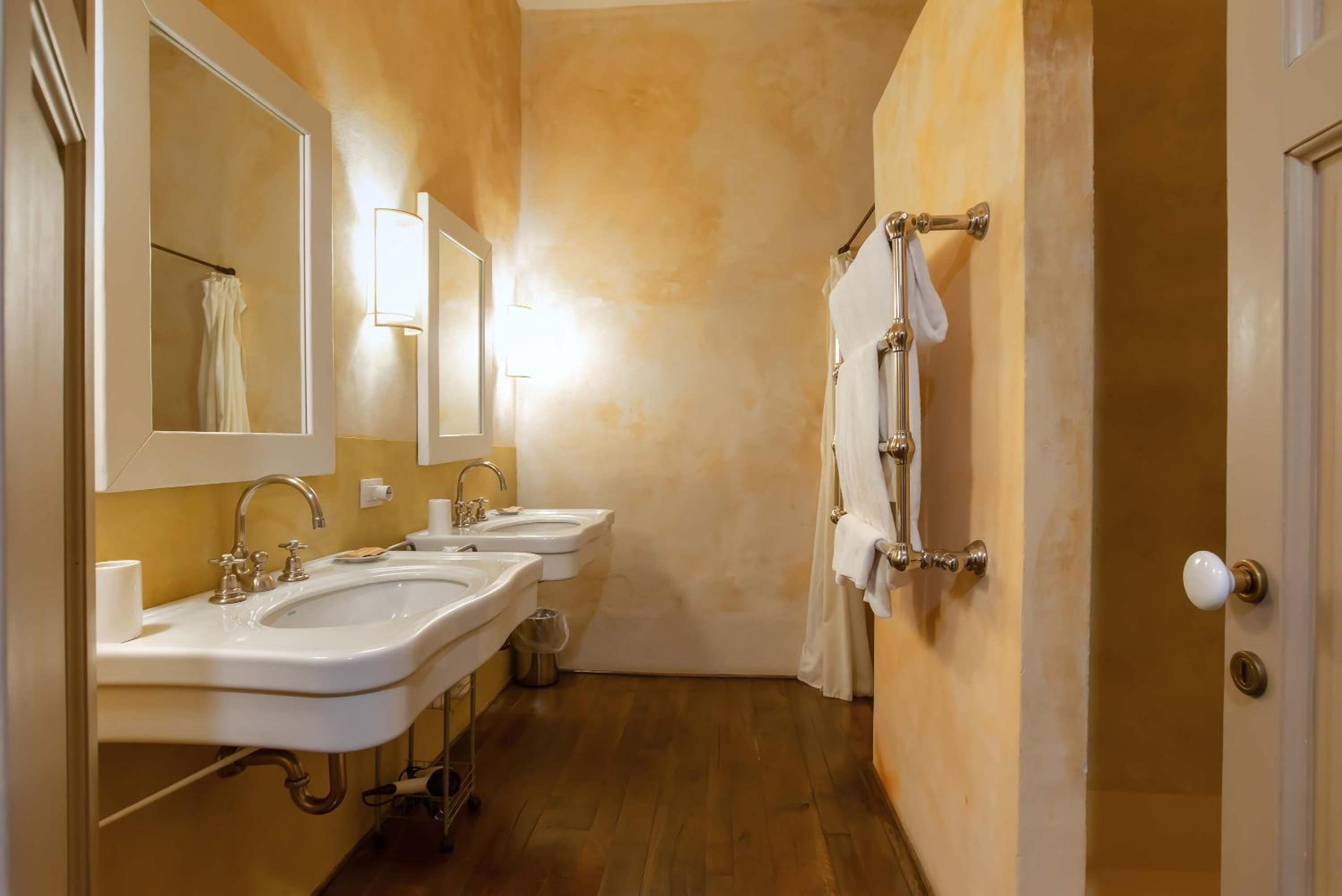 Executive Suite - Photo 7