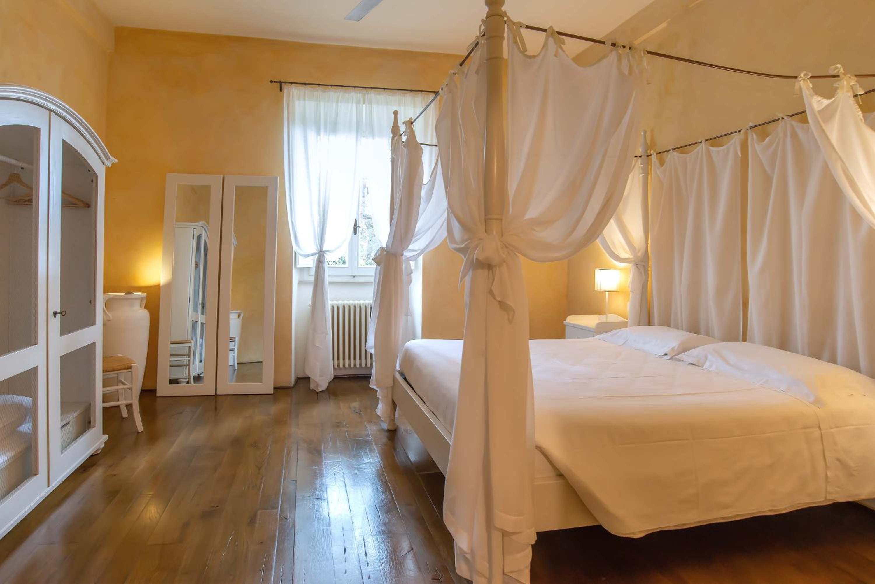 Executive Suite - Photo 16