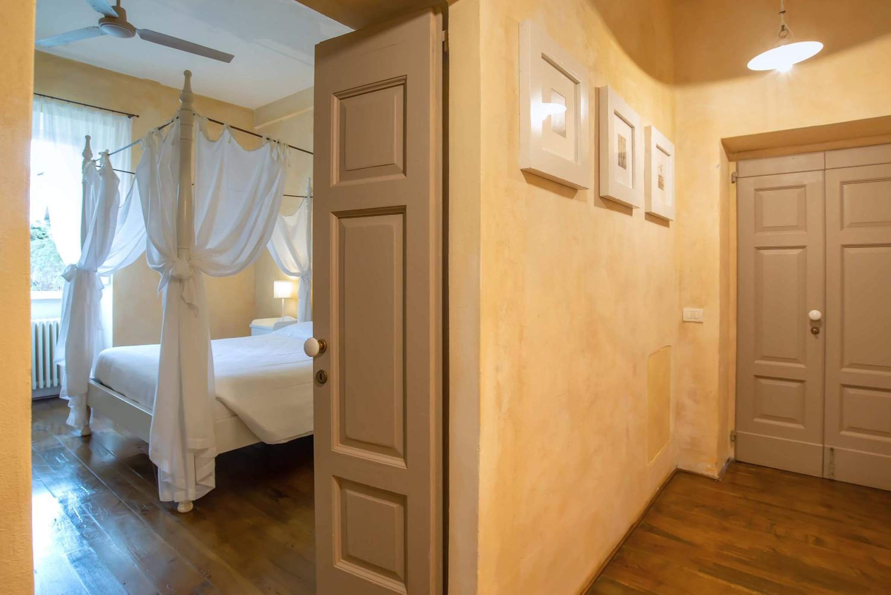 Executive Suite - Photo 11