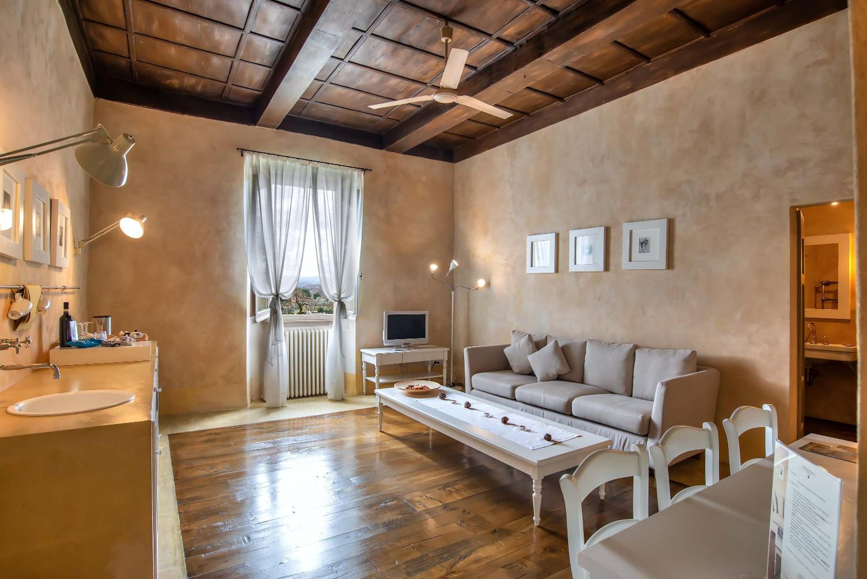 Superior Suite - Photo 17