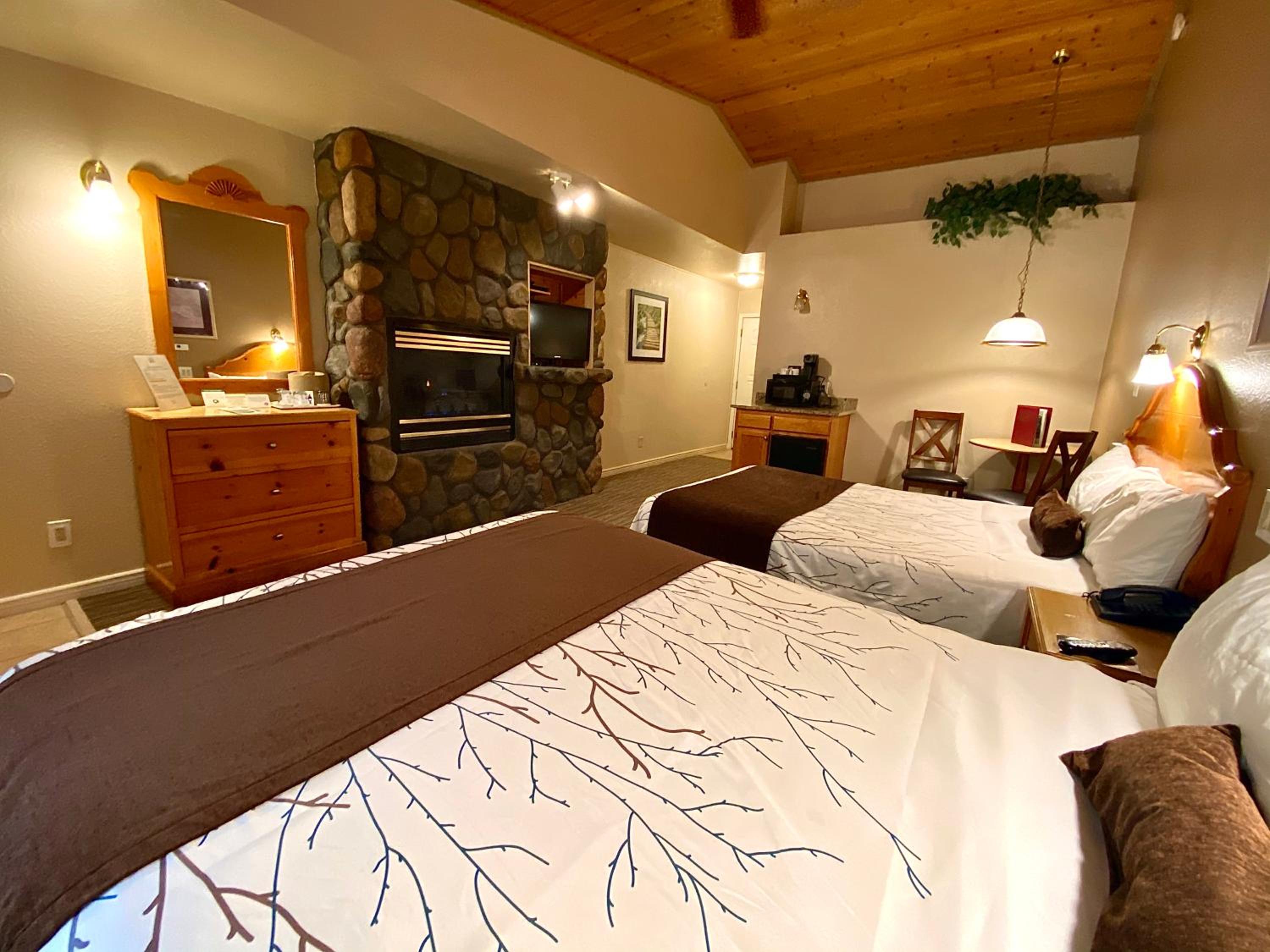 Deluxe Queen Room with Two Queen Beds - Photo 2