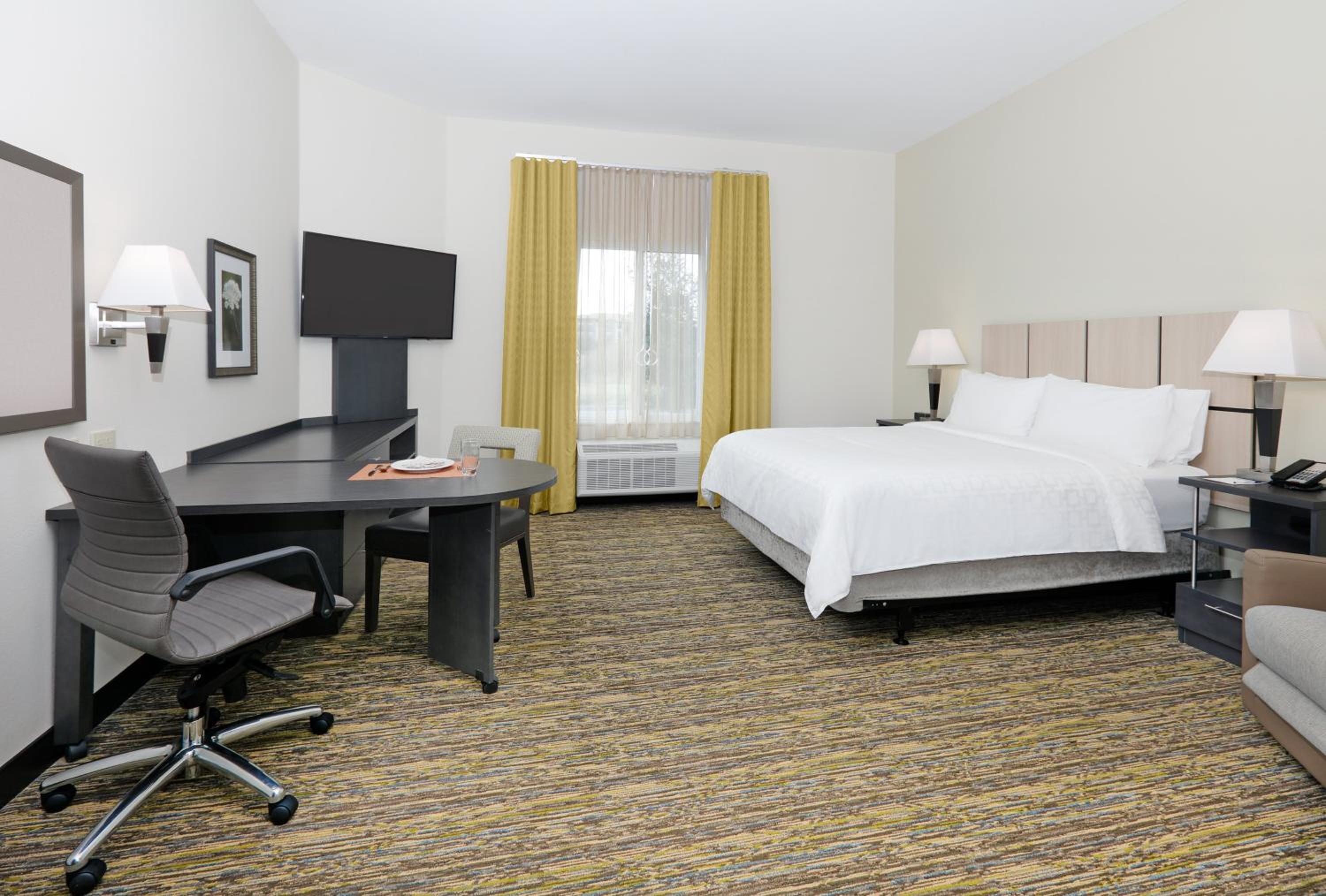 Queen Studio Suite with Kitchen and Dining photo 2