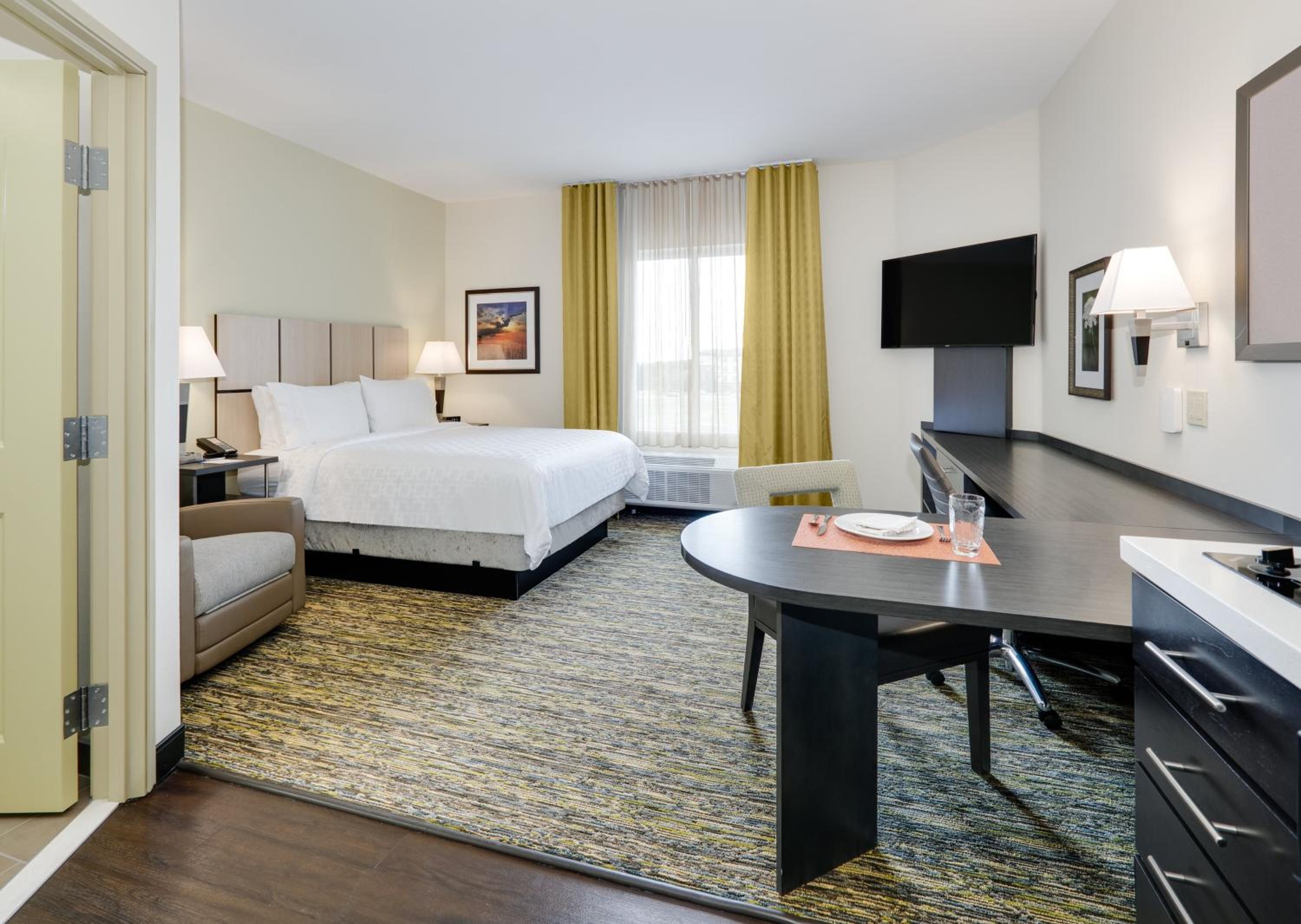 Queen Studio Suite with Kitchen and Dining photo 1