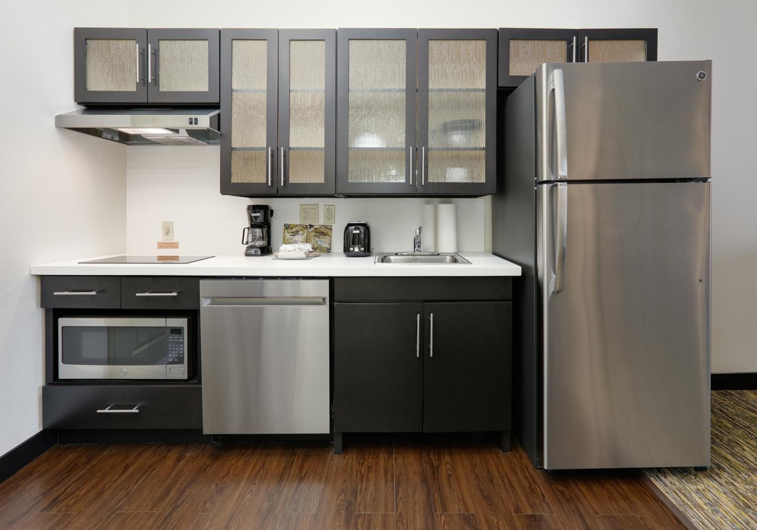 Queen Studio Suite with Kitchen and Dining photo 3