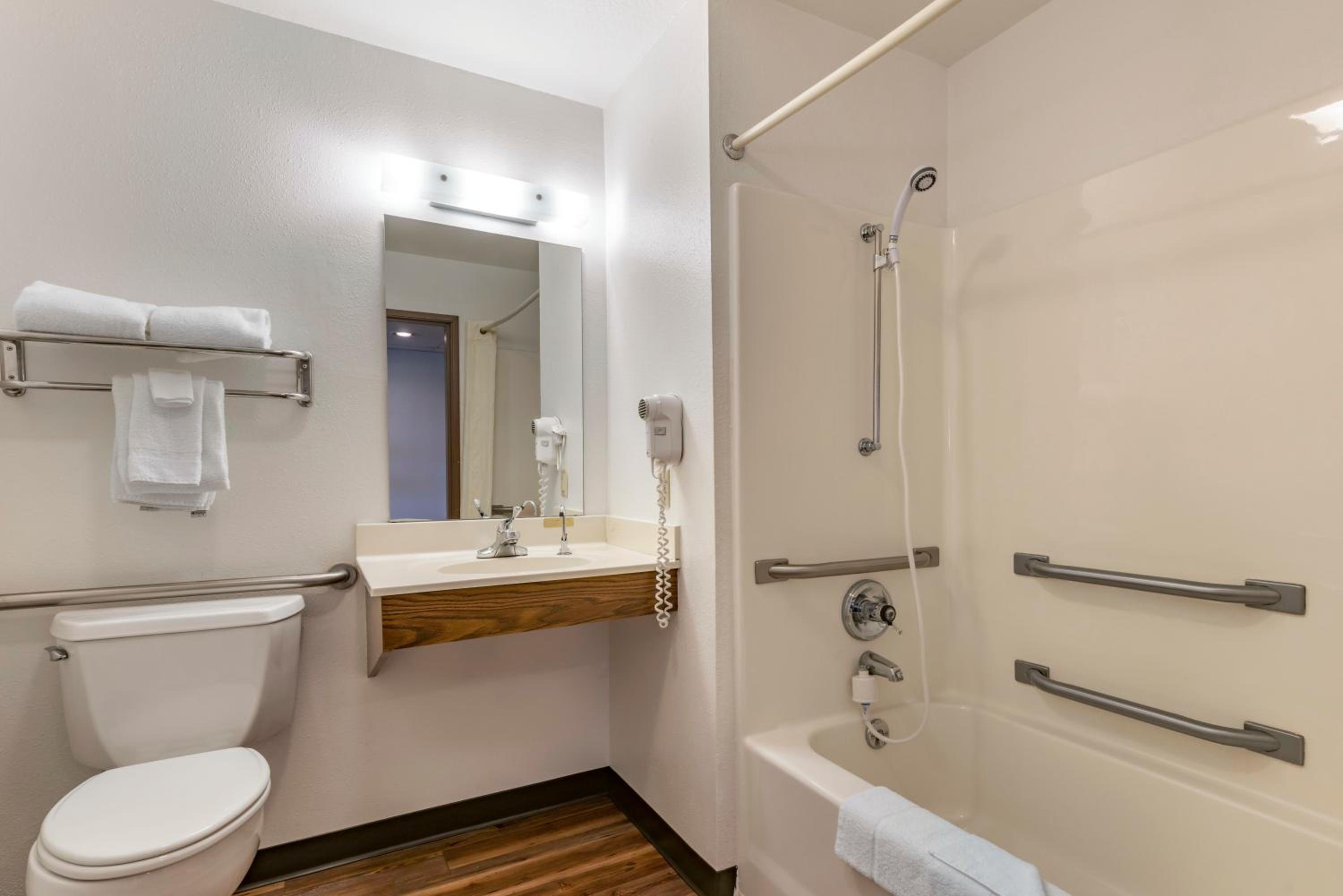 Queen Room With Tub - Accessible/Non-Smoking - Photo 2