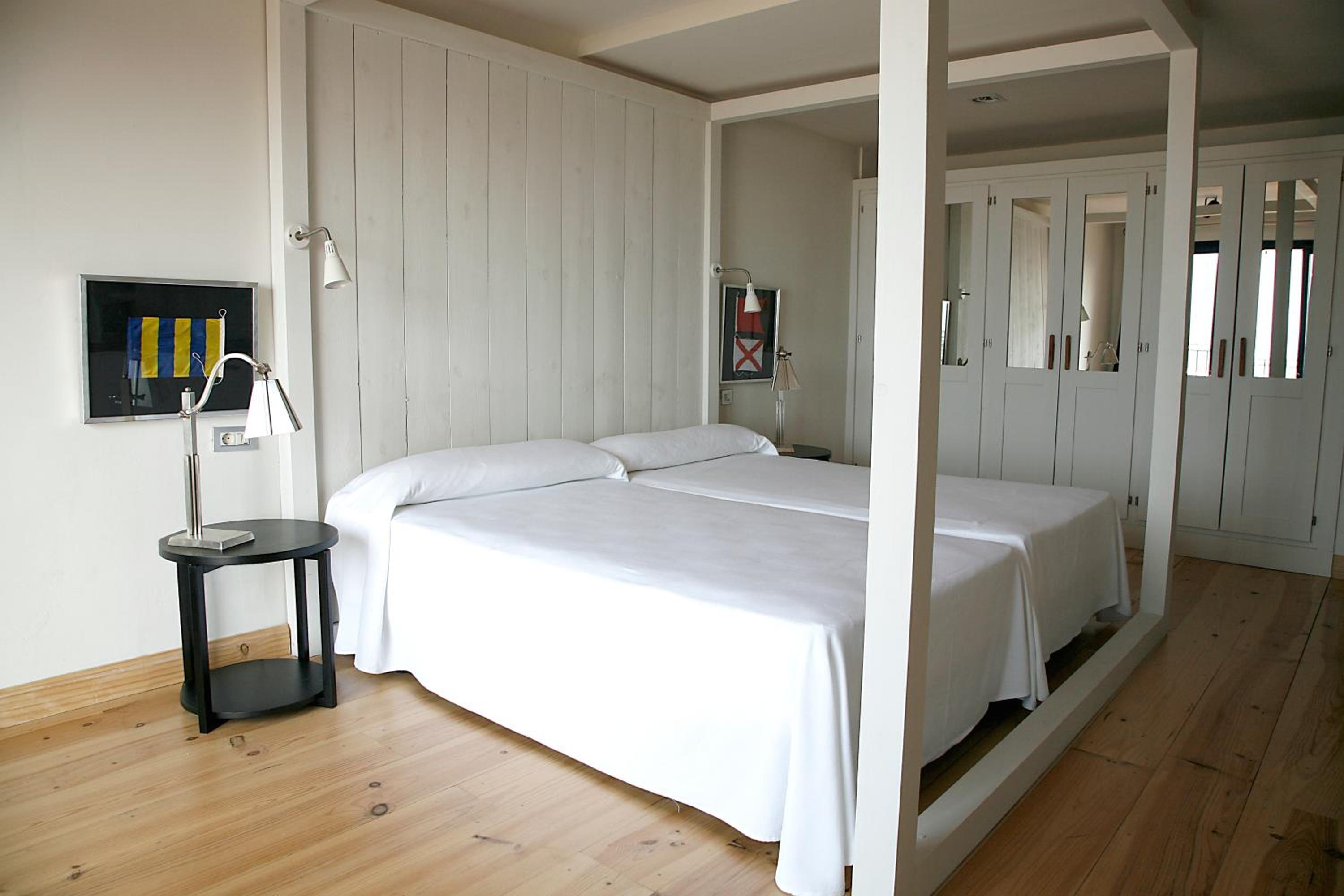 Twin Room with Street View - Photo 1