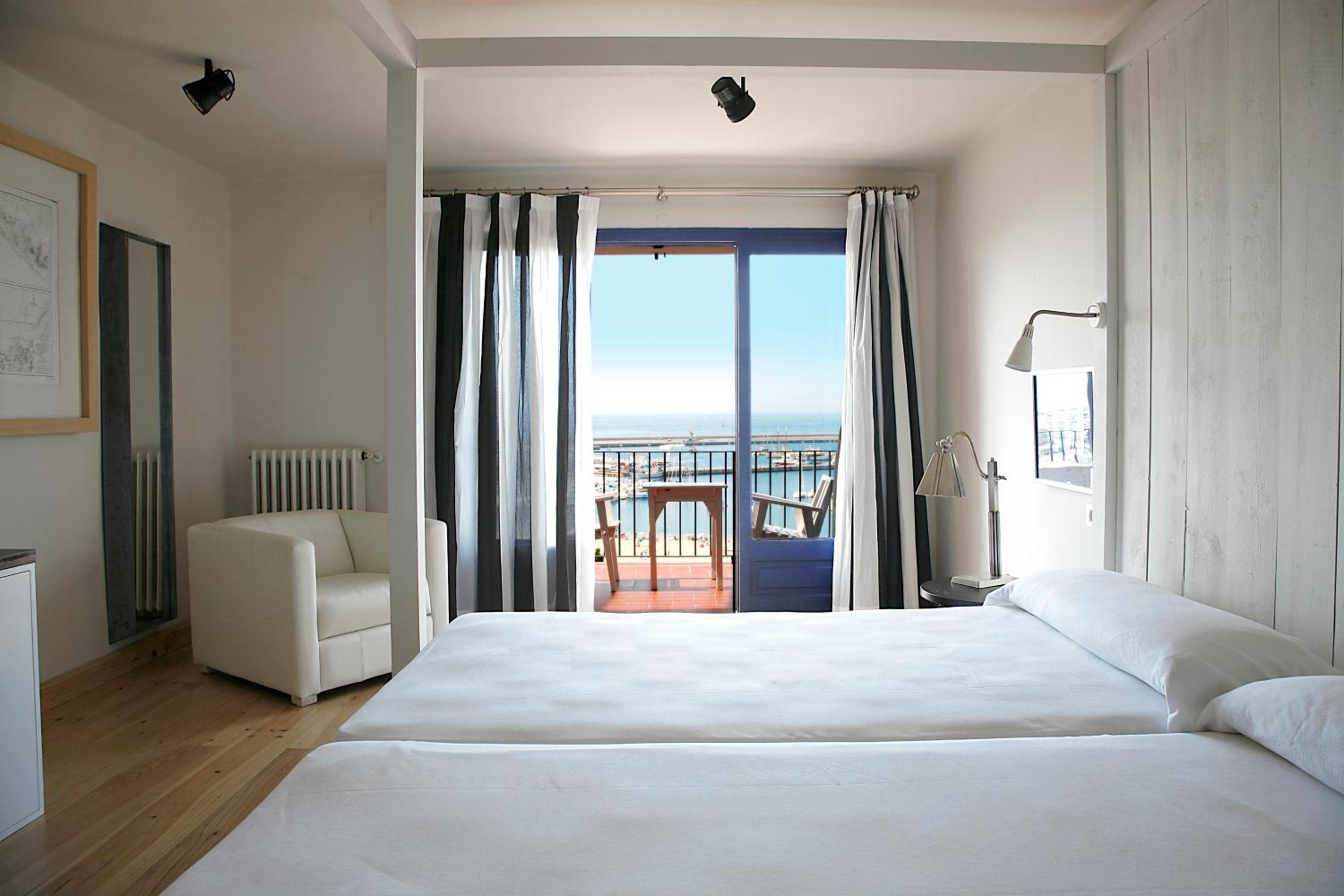 Twin Room with Sea View - Photo 6