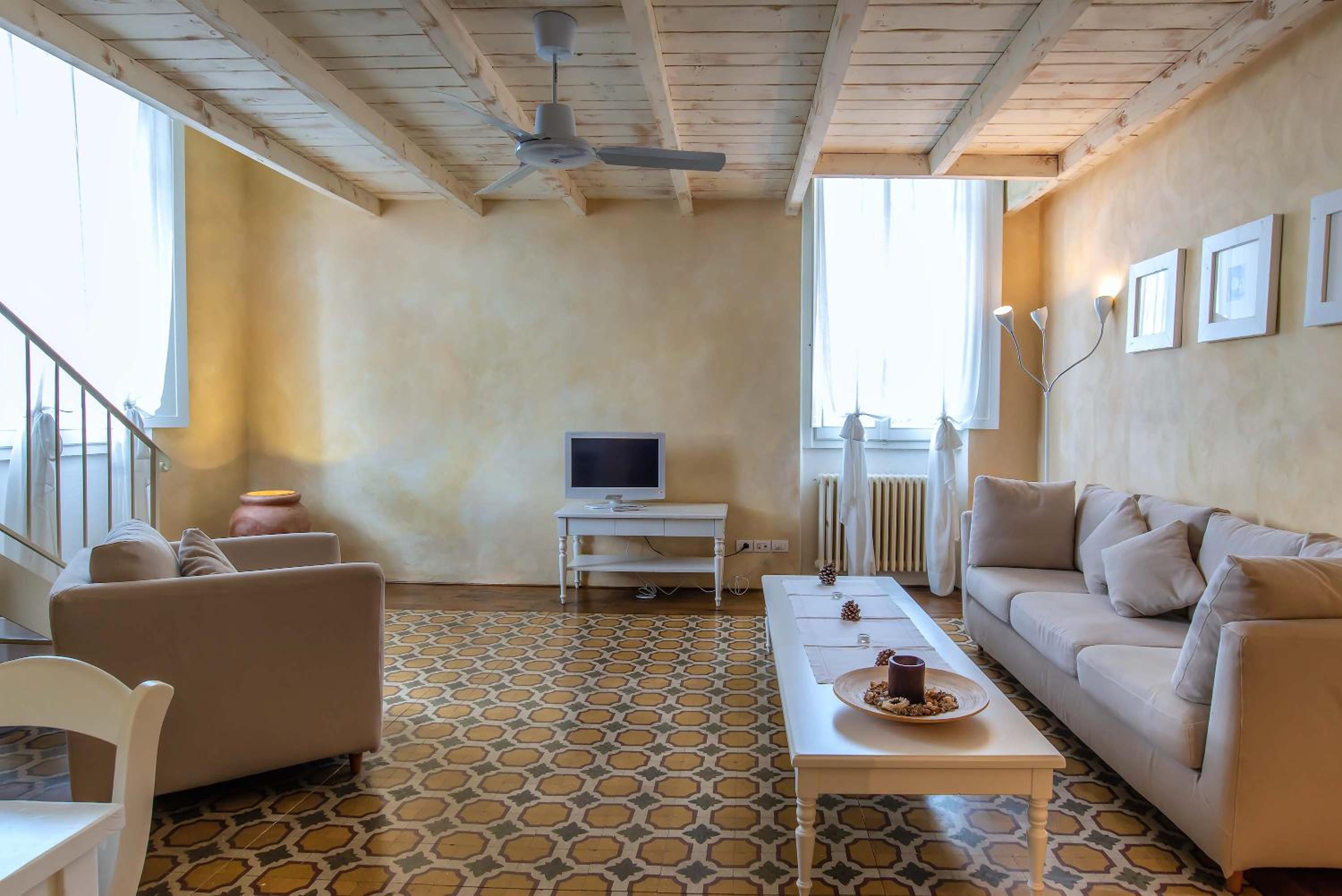 Suite - Photo 11