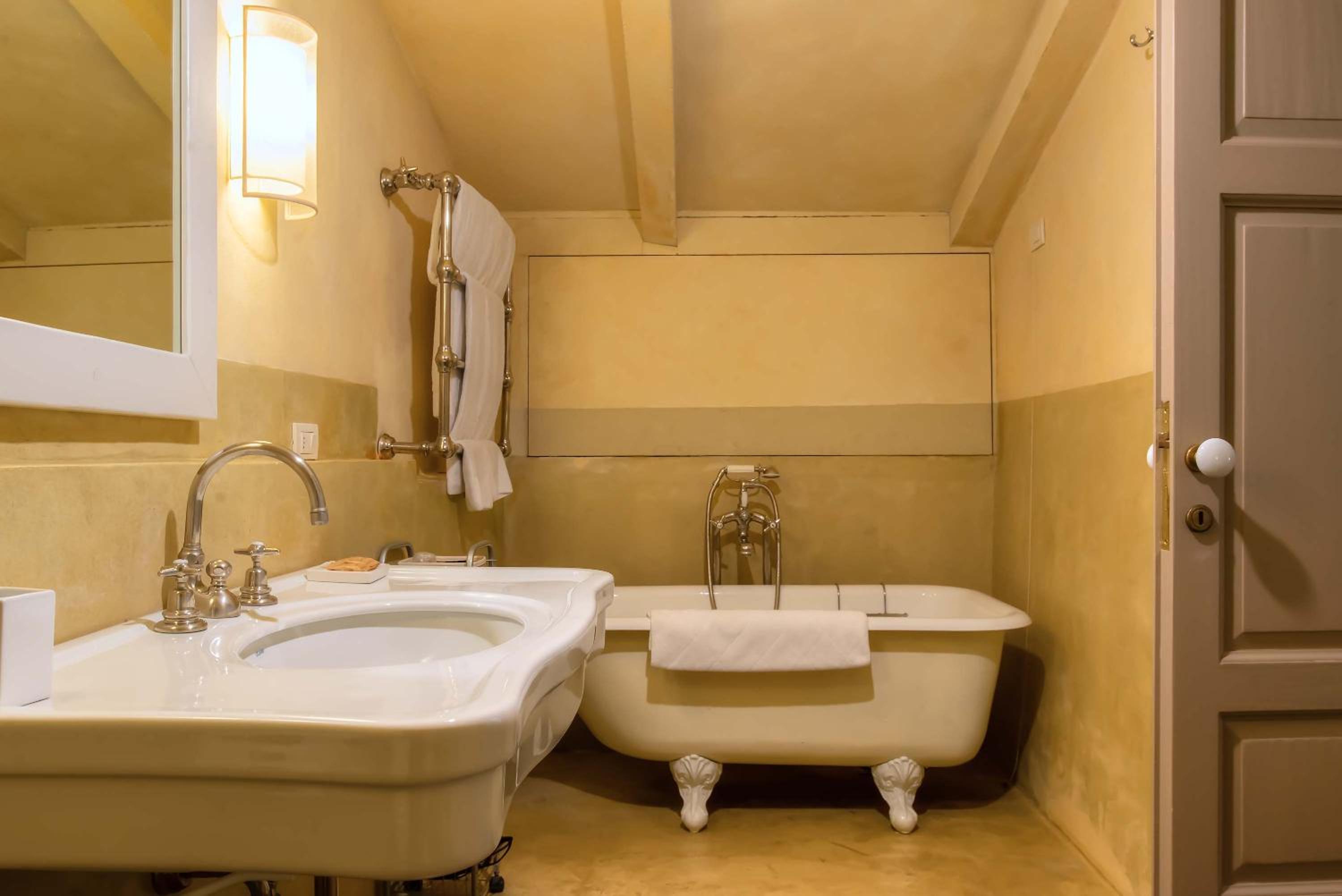 Suite - Photo 10
