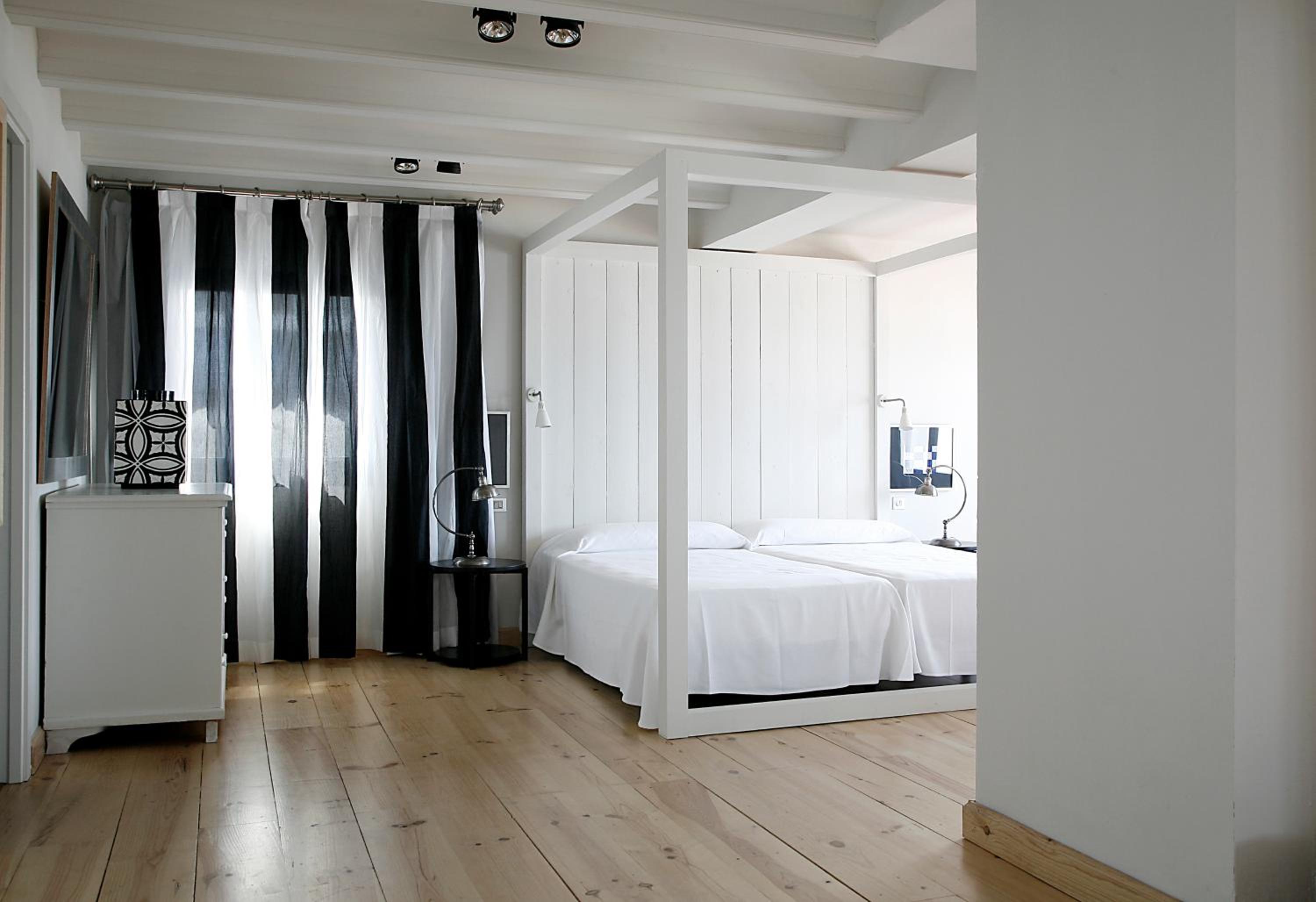 Twin Room with Pool View - Photo 2
